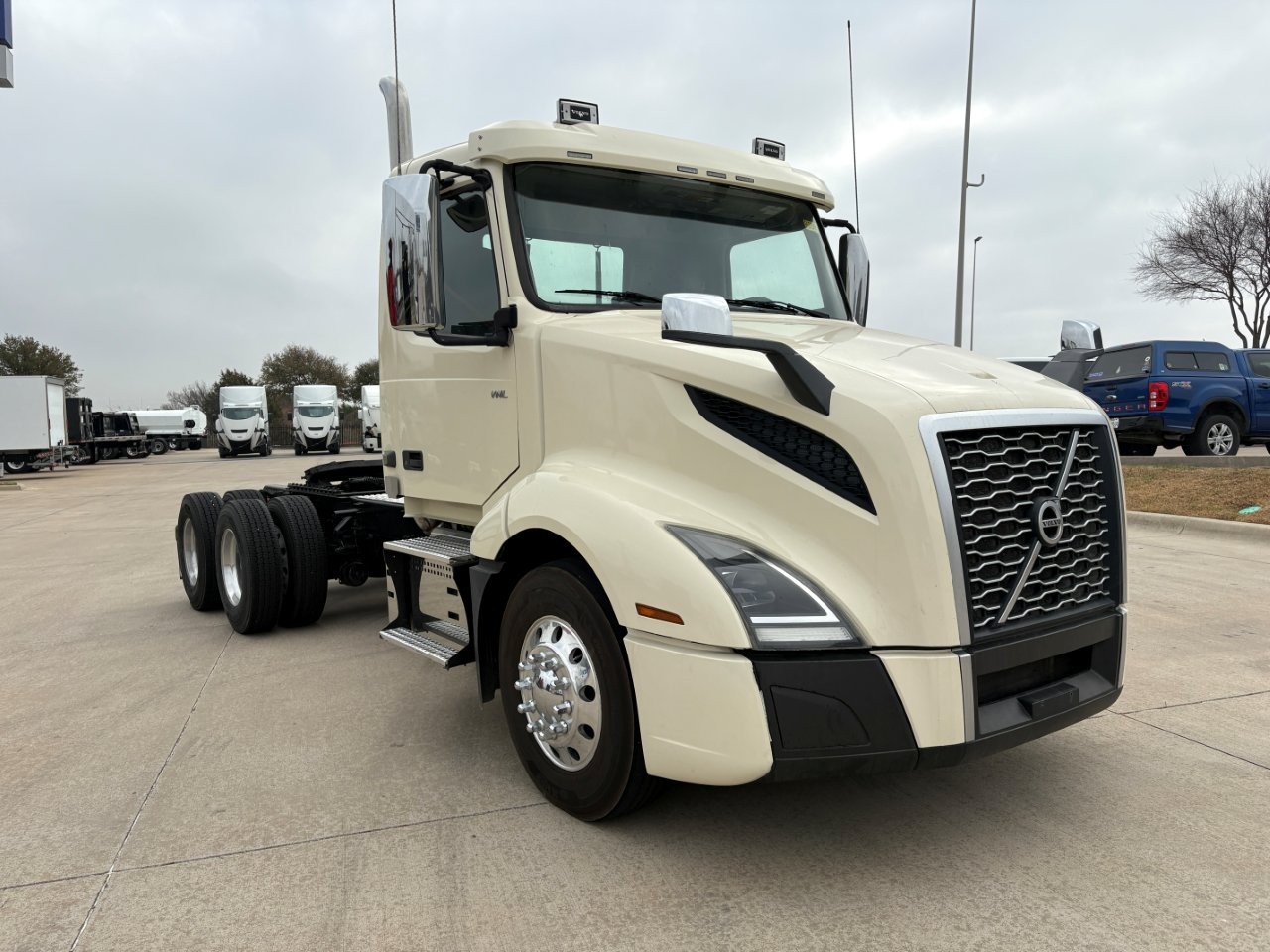 2020 Volvo - image 3