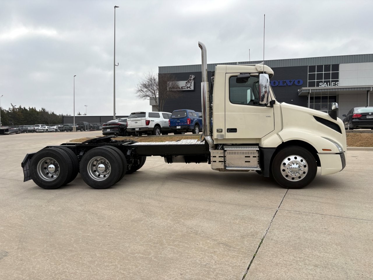 2020 Volvo - image 4