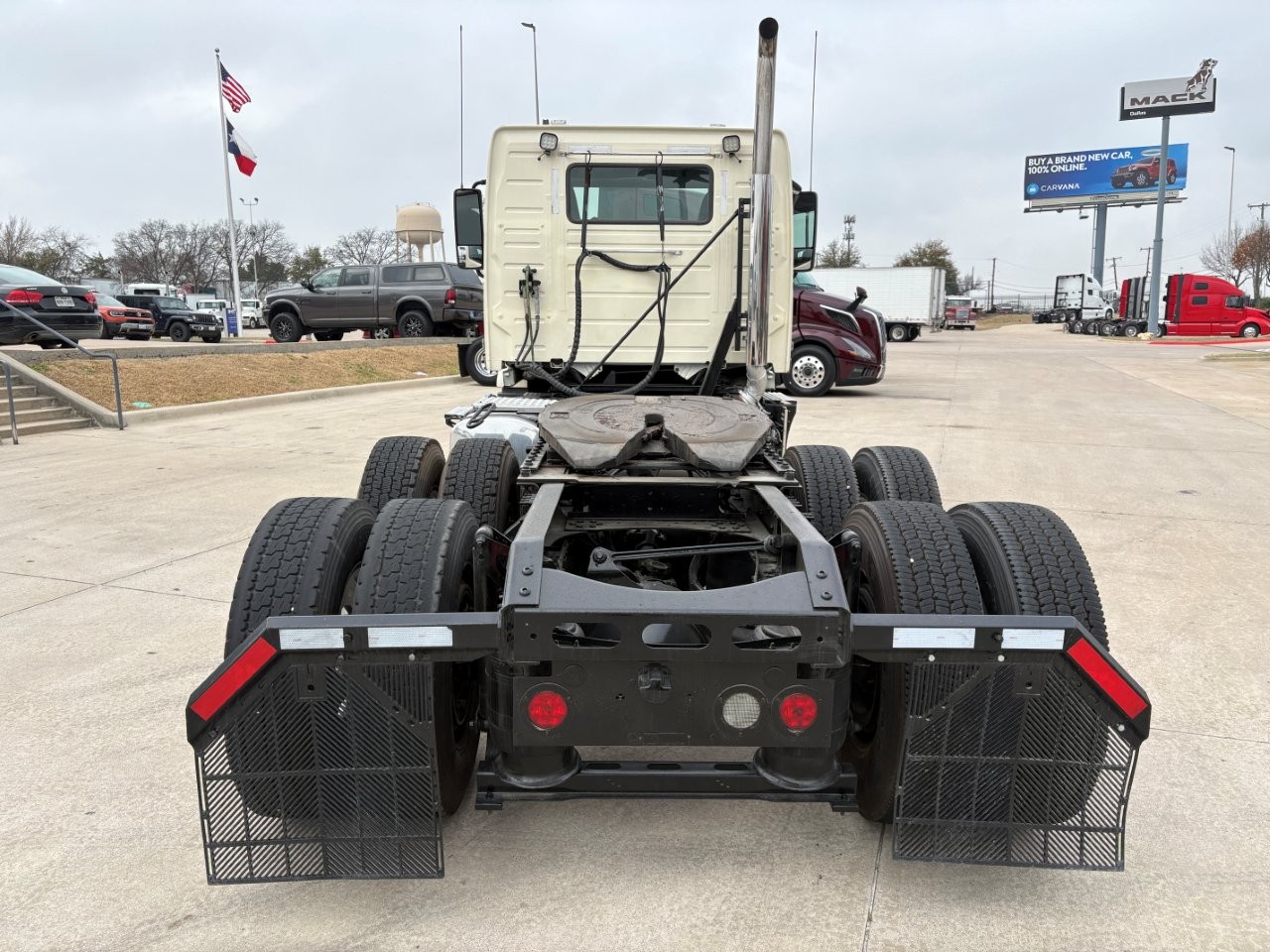 2020 Volvo - image 6