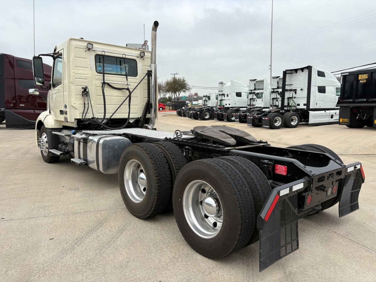 2020 Volvo - image 7