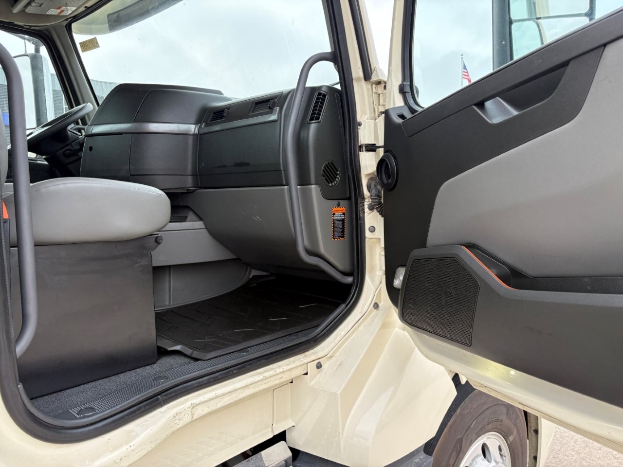 2020 Volvo - image 18