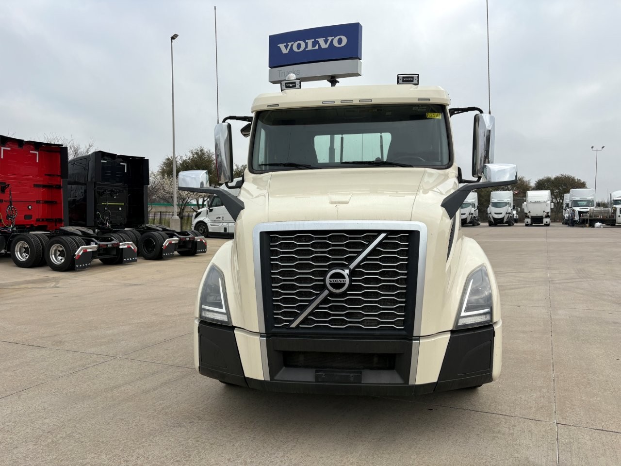 2020 Volvo - image 2