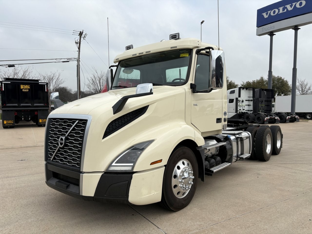 2020 Volvo - image 1