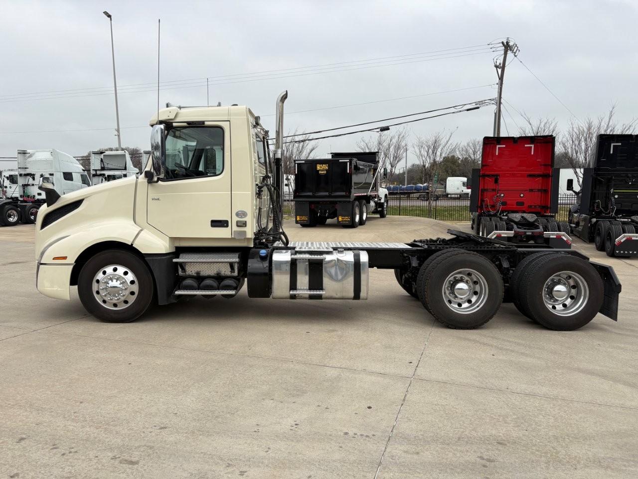 2020 Volvo - image 8