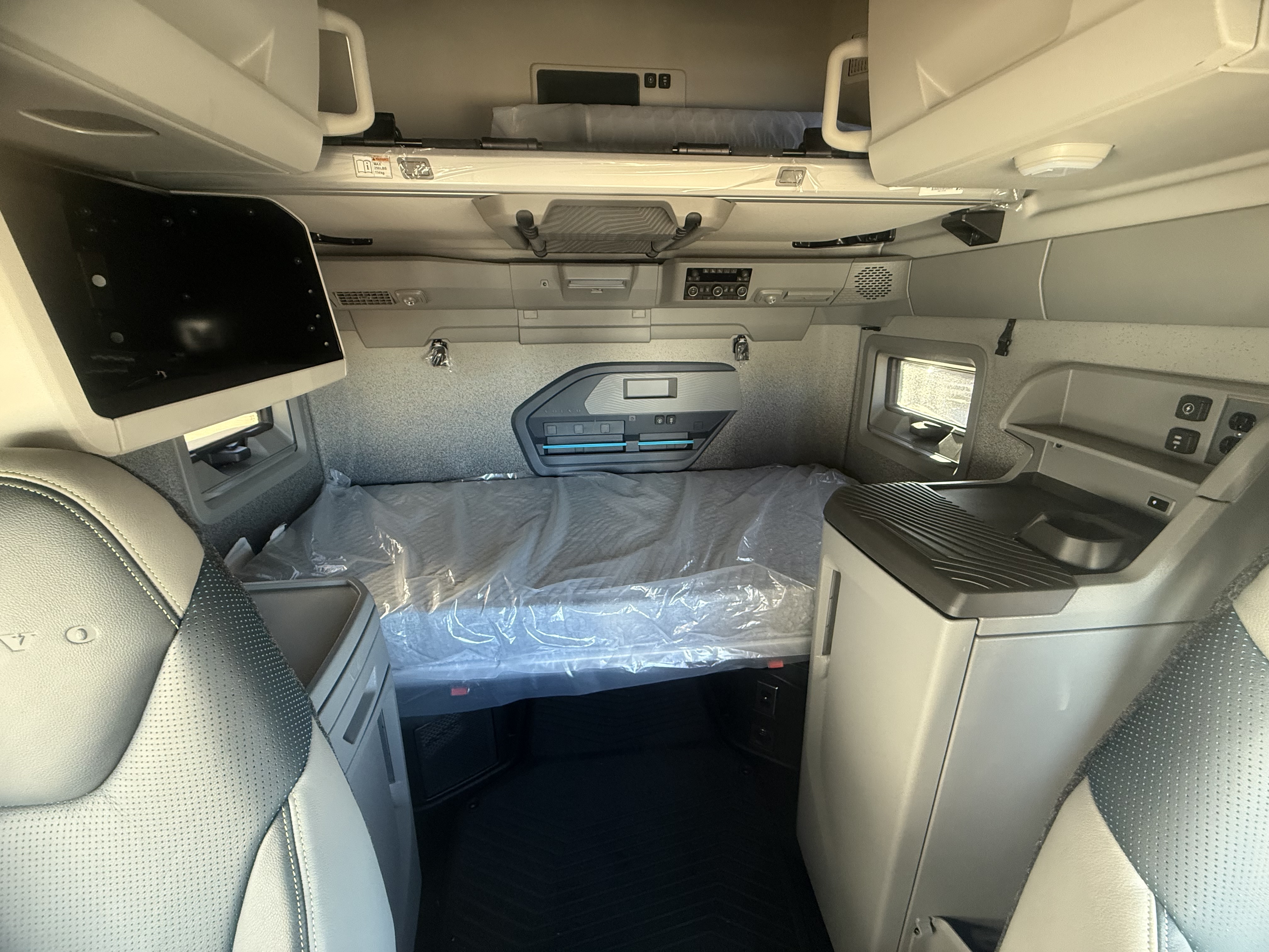 2026 Volvo - image 27