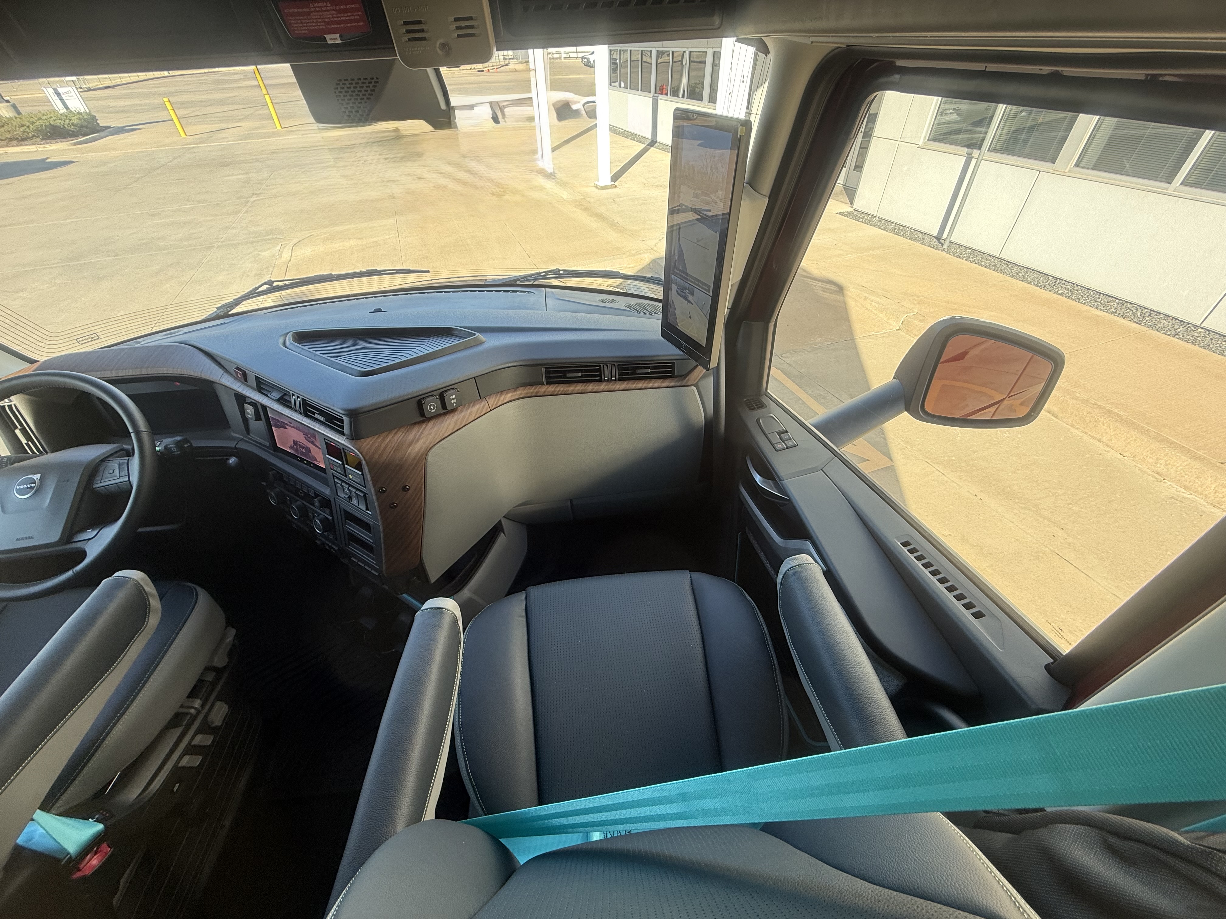 2026 Volvo - image 13