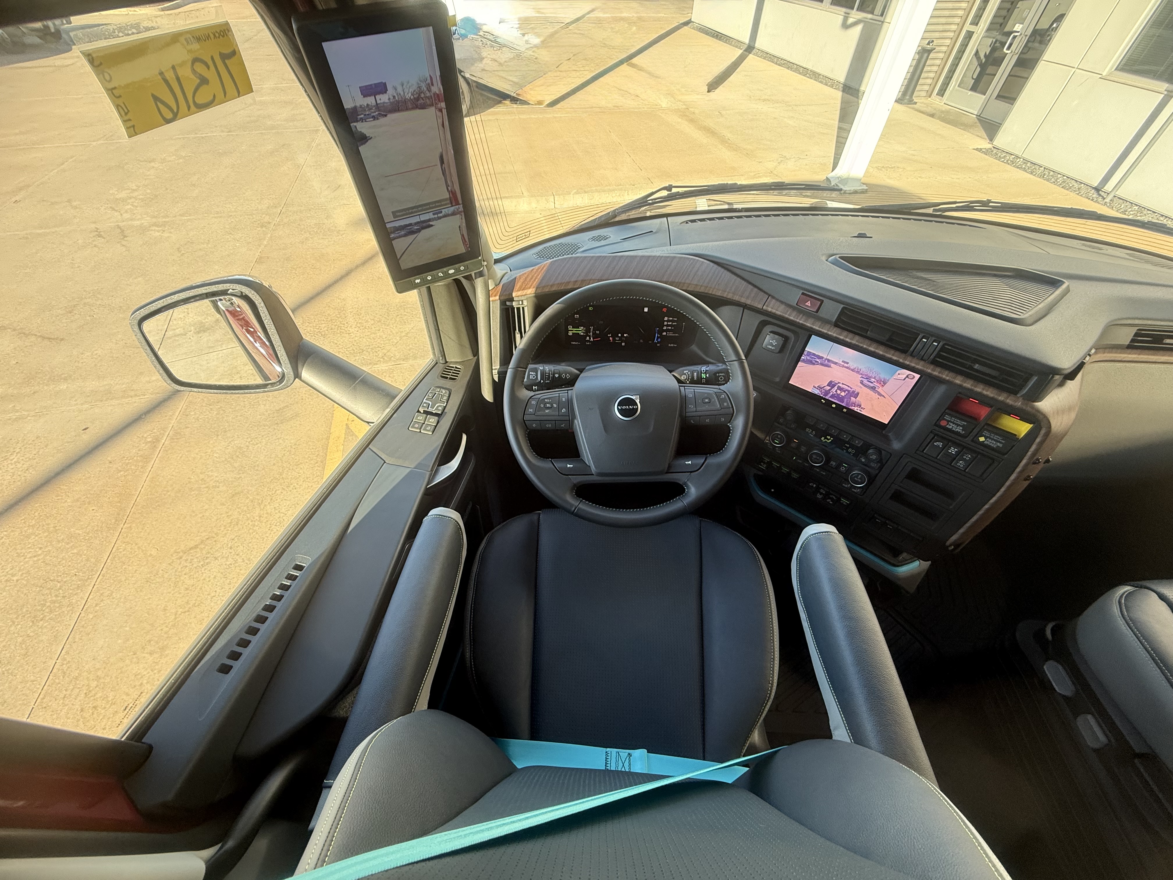 2026 Volvo - image 9