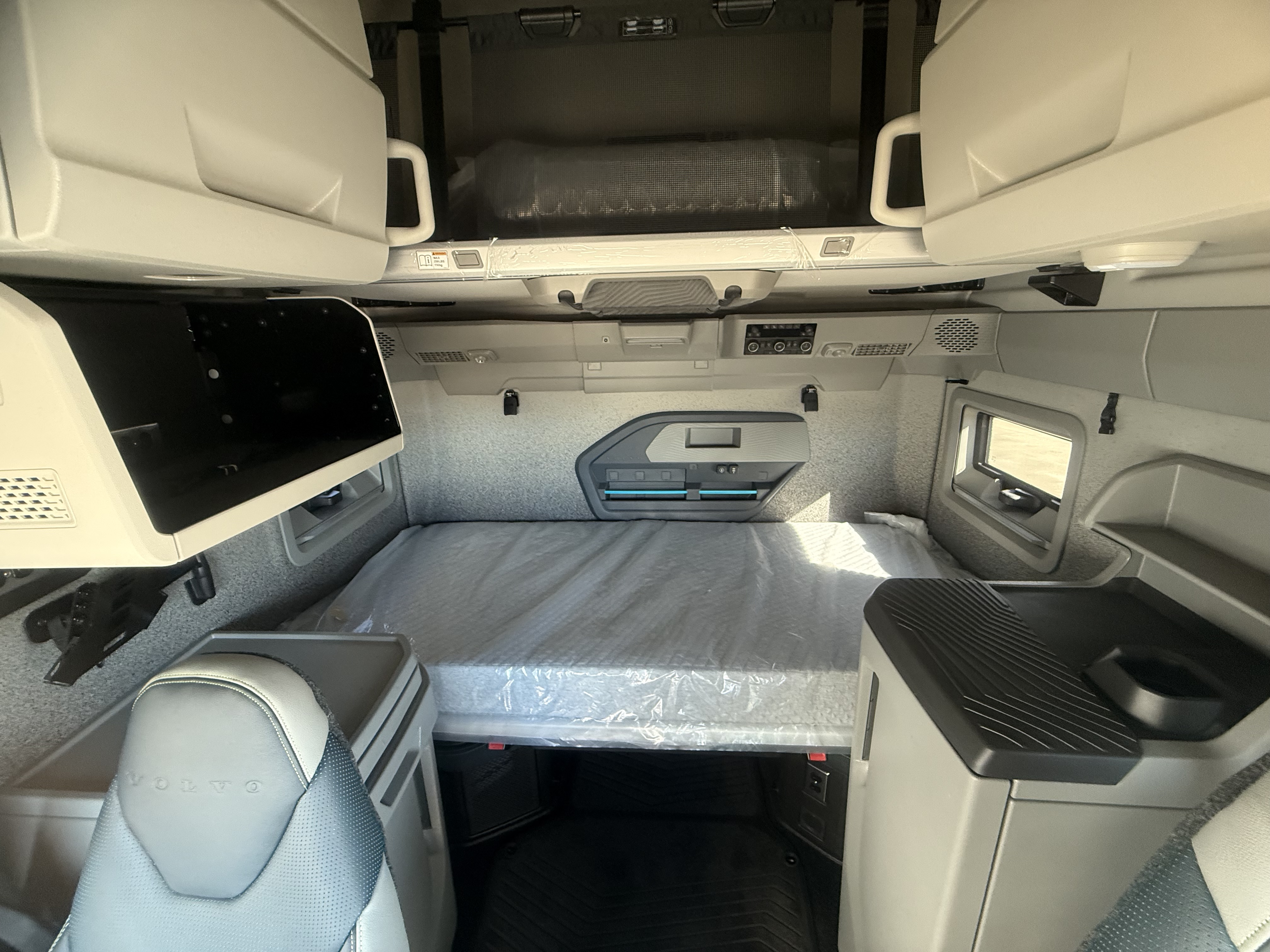 2026 Volvo - image 25