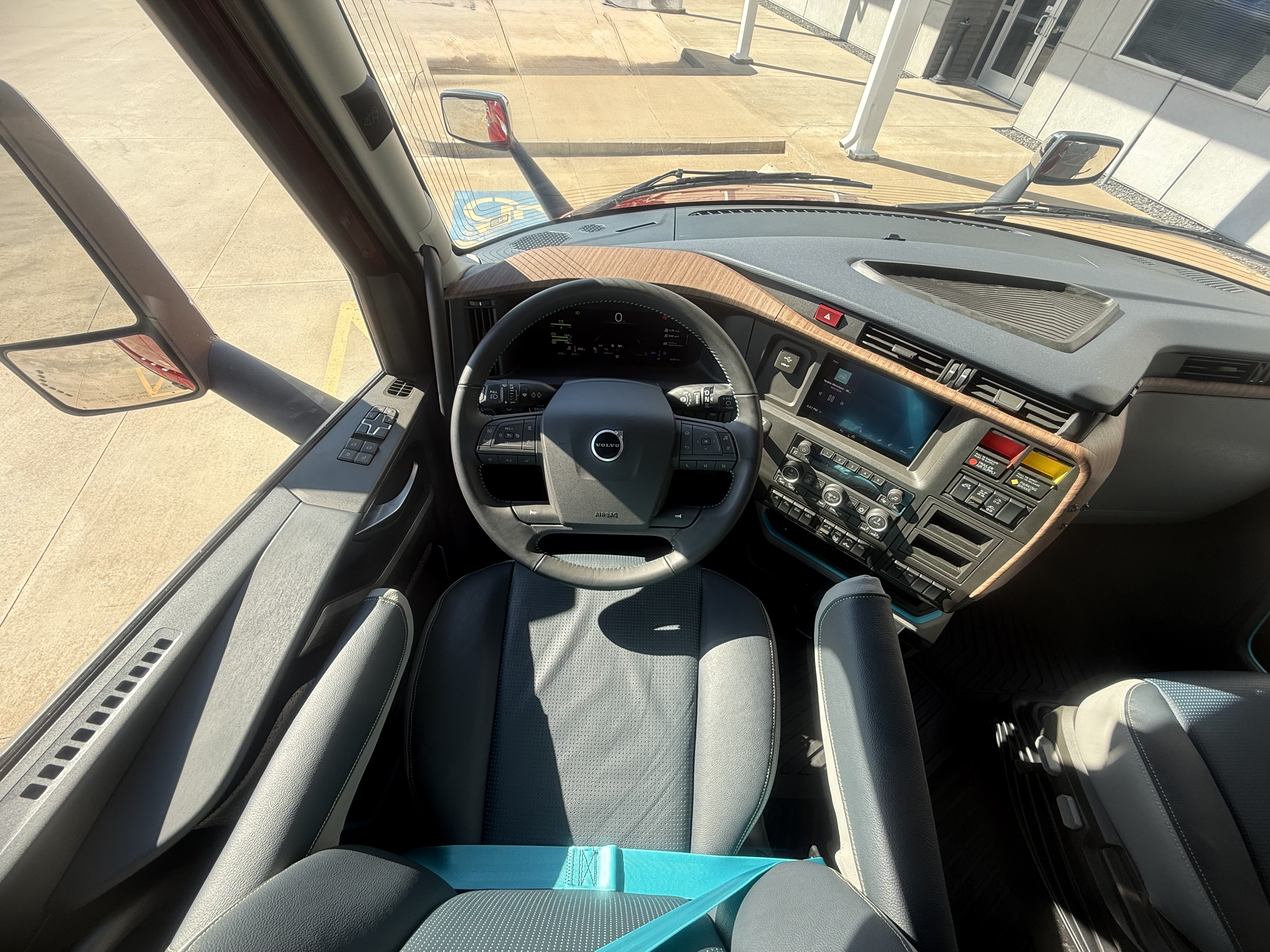 2026 Volvo - image 13