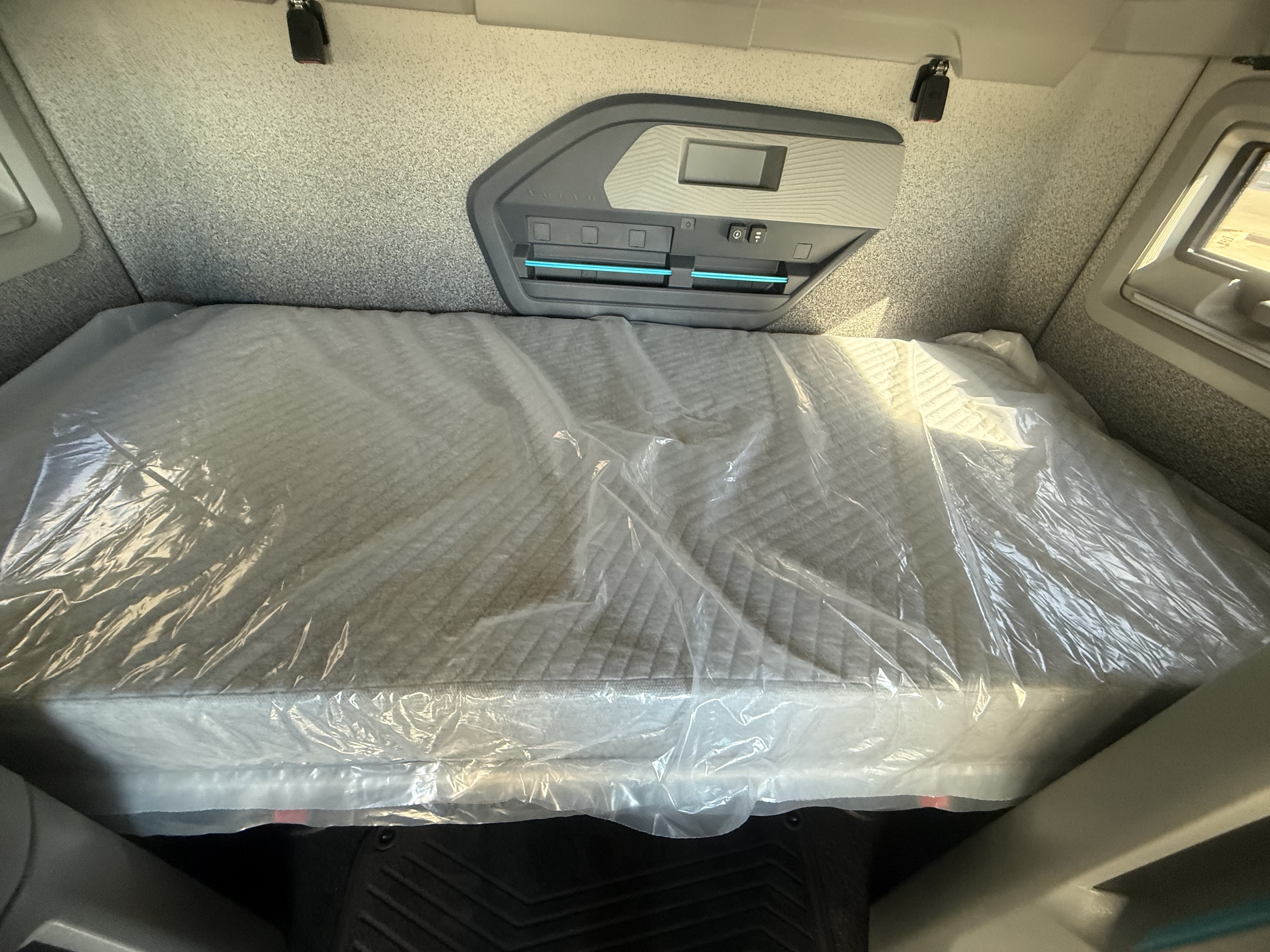 2026 Volvo - image 24