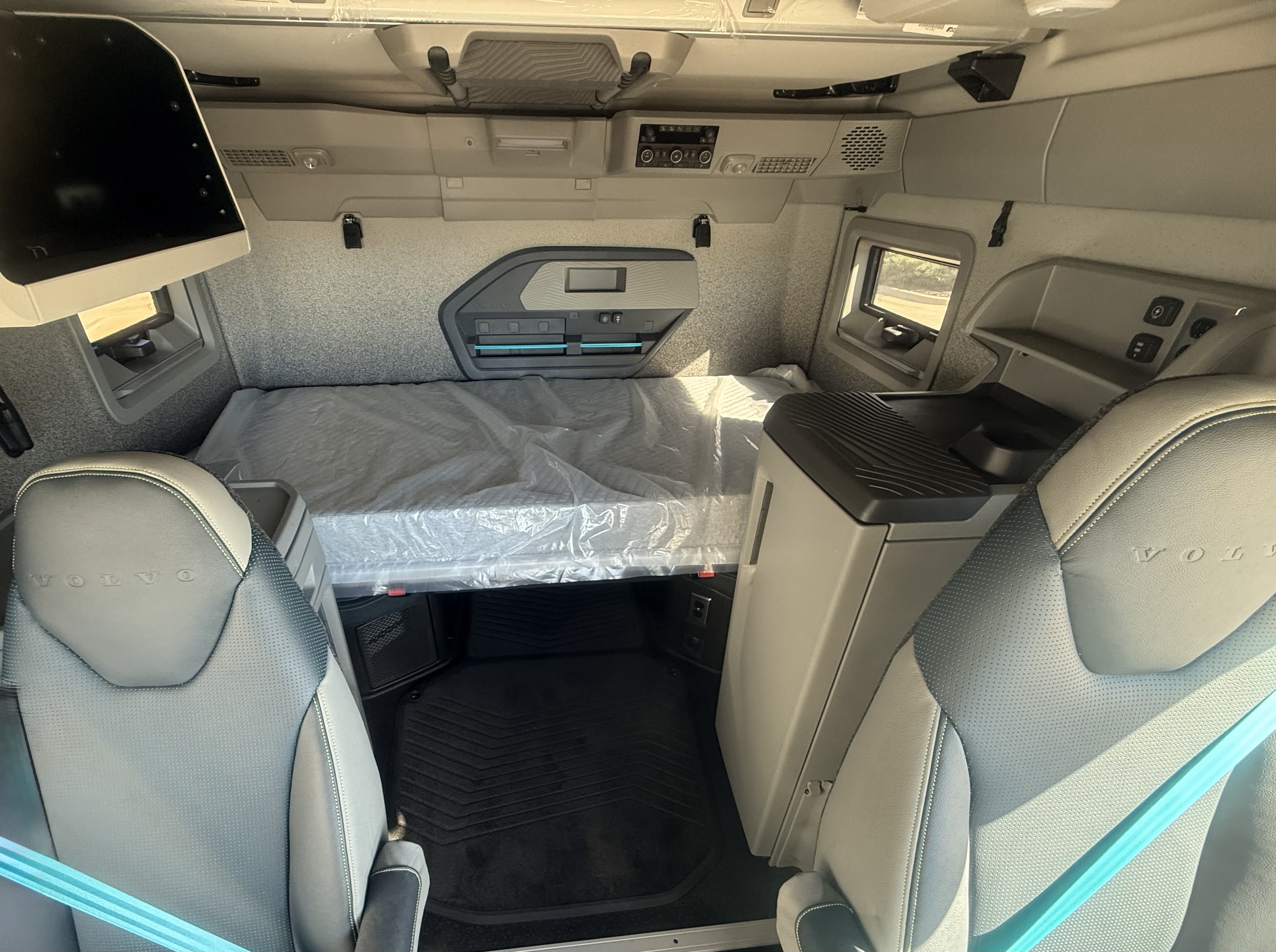 2026 Volvo - image 23