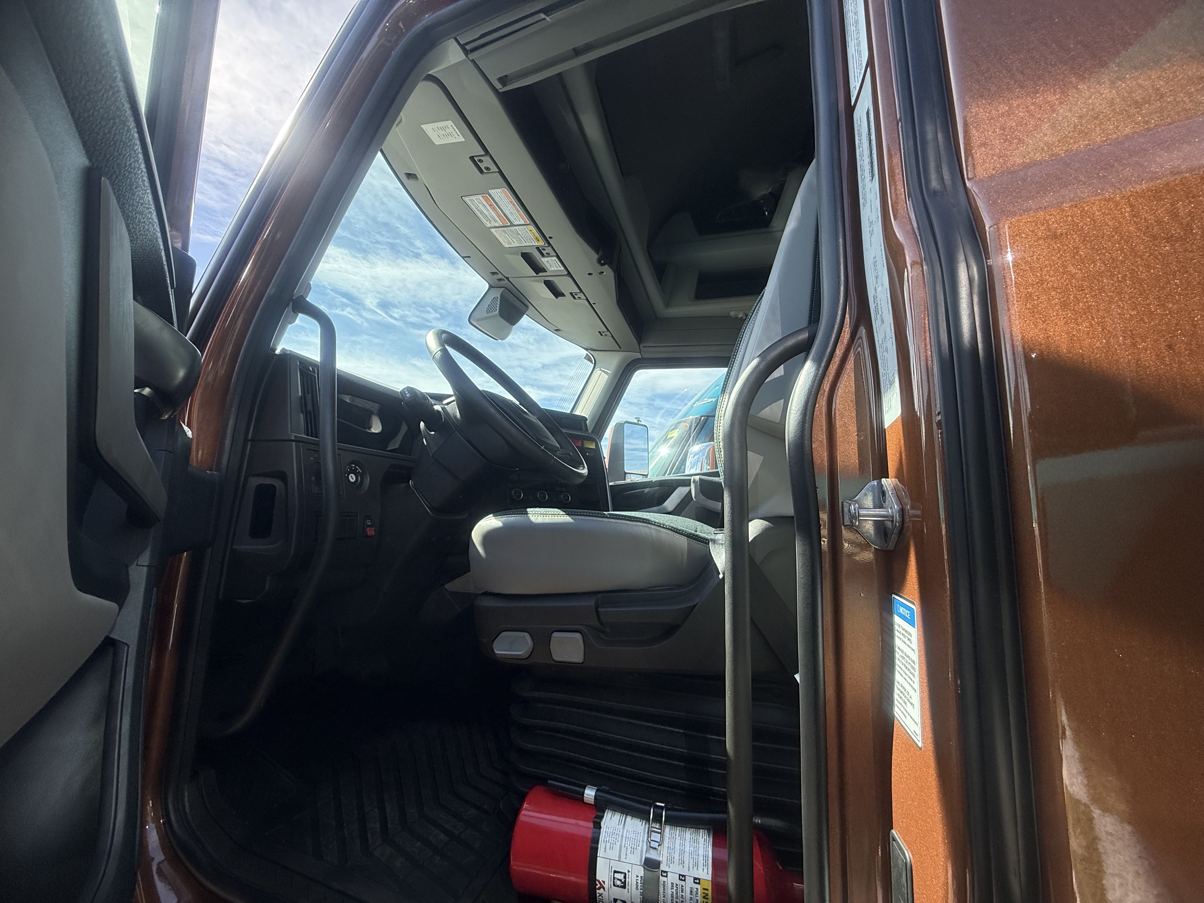 2026 Volvo - image 8