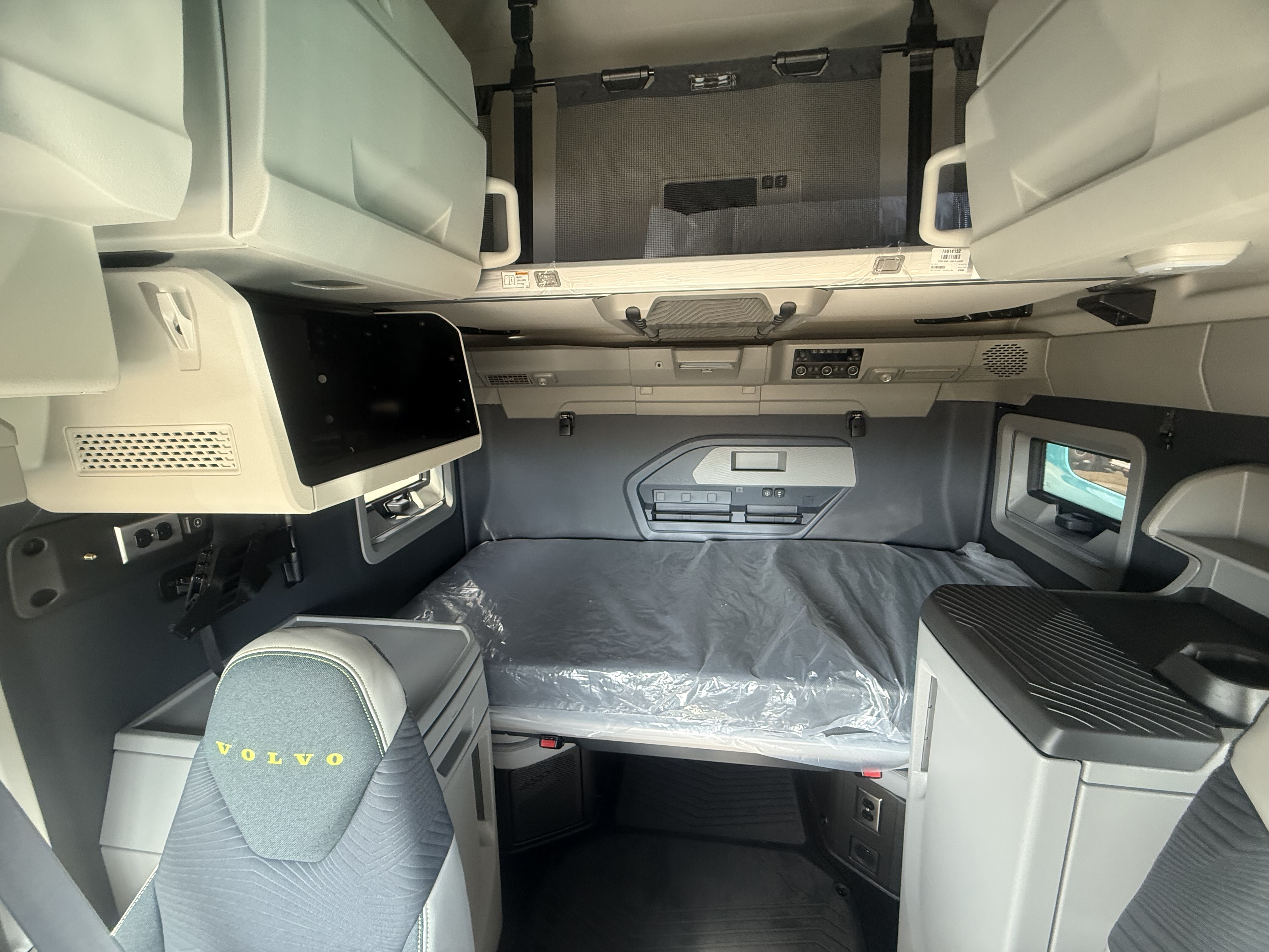 2026 Volvo - image 25