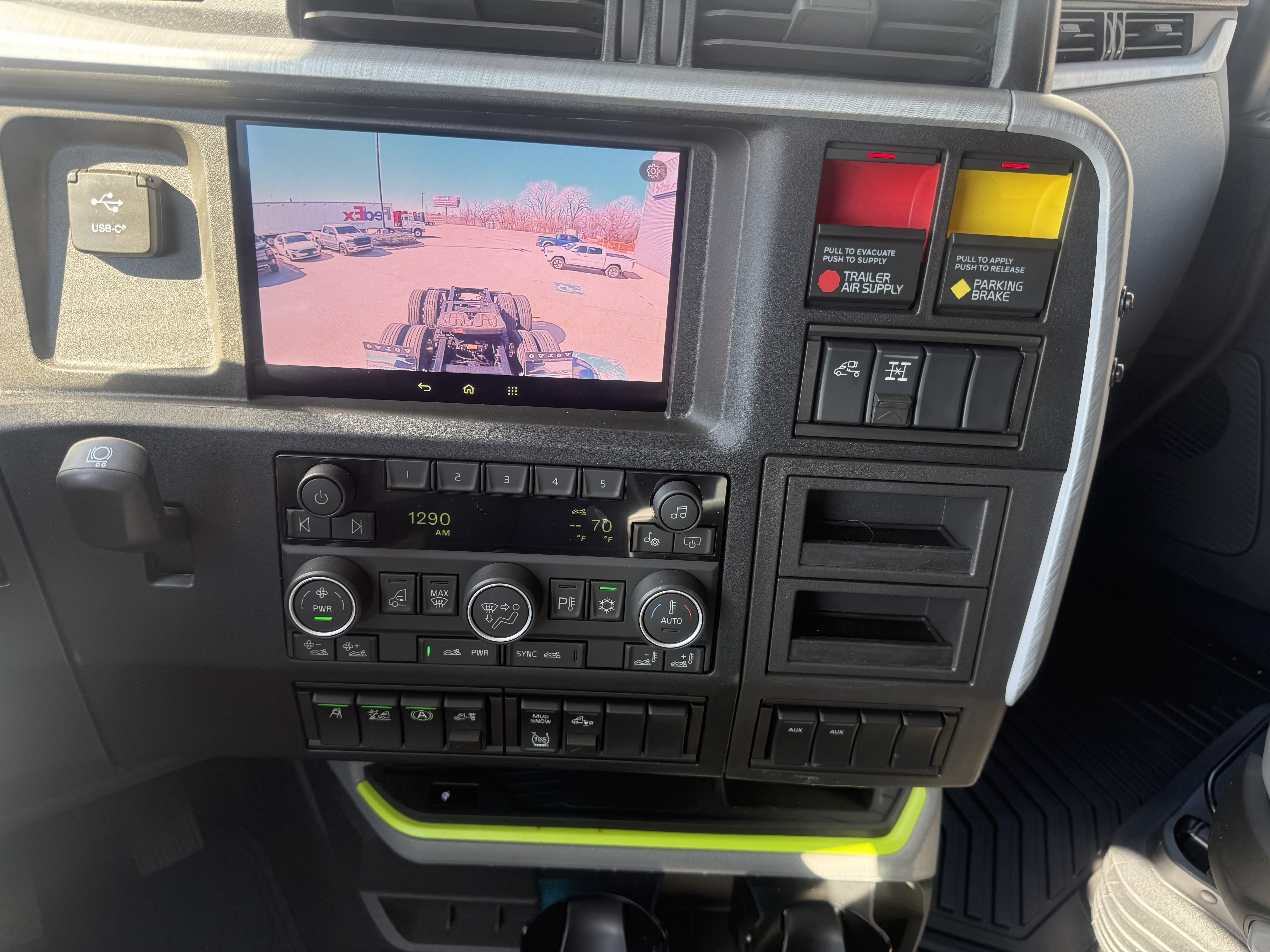 2026 Volvo - image 12