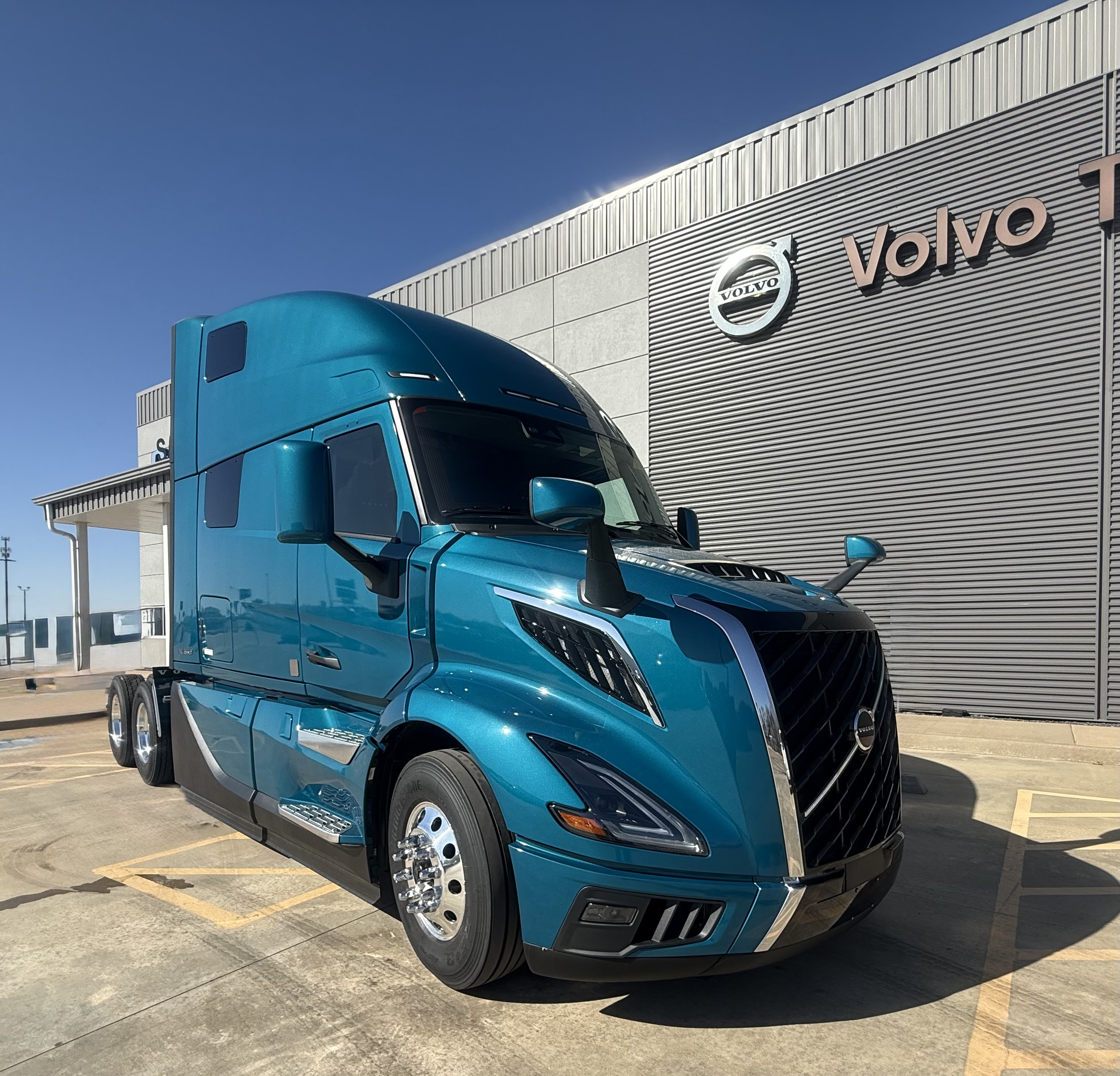 2026 Volvo - image 8