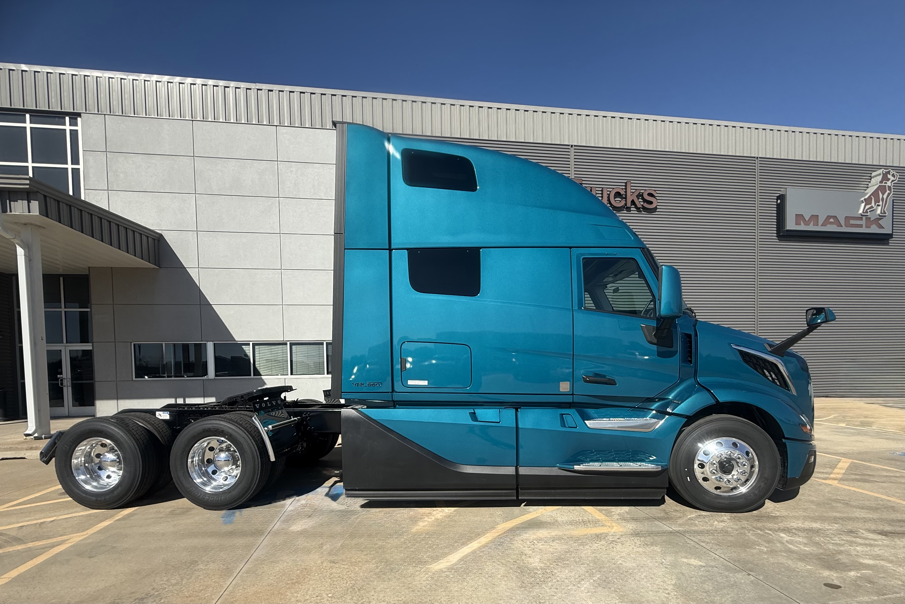 2026 Volvo - image 7