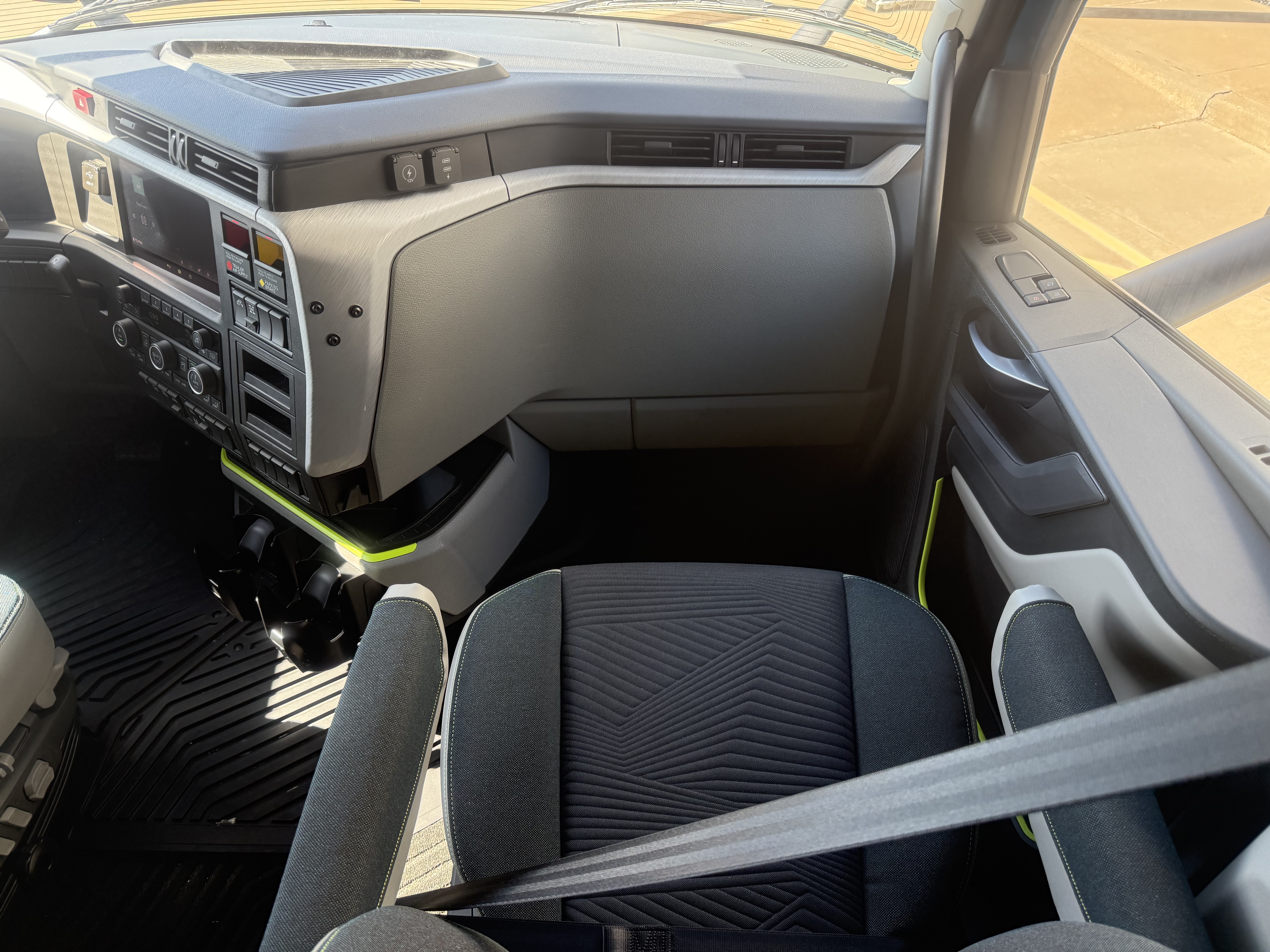 2026 Volvo - image 13