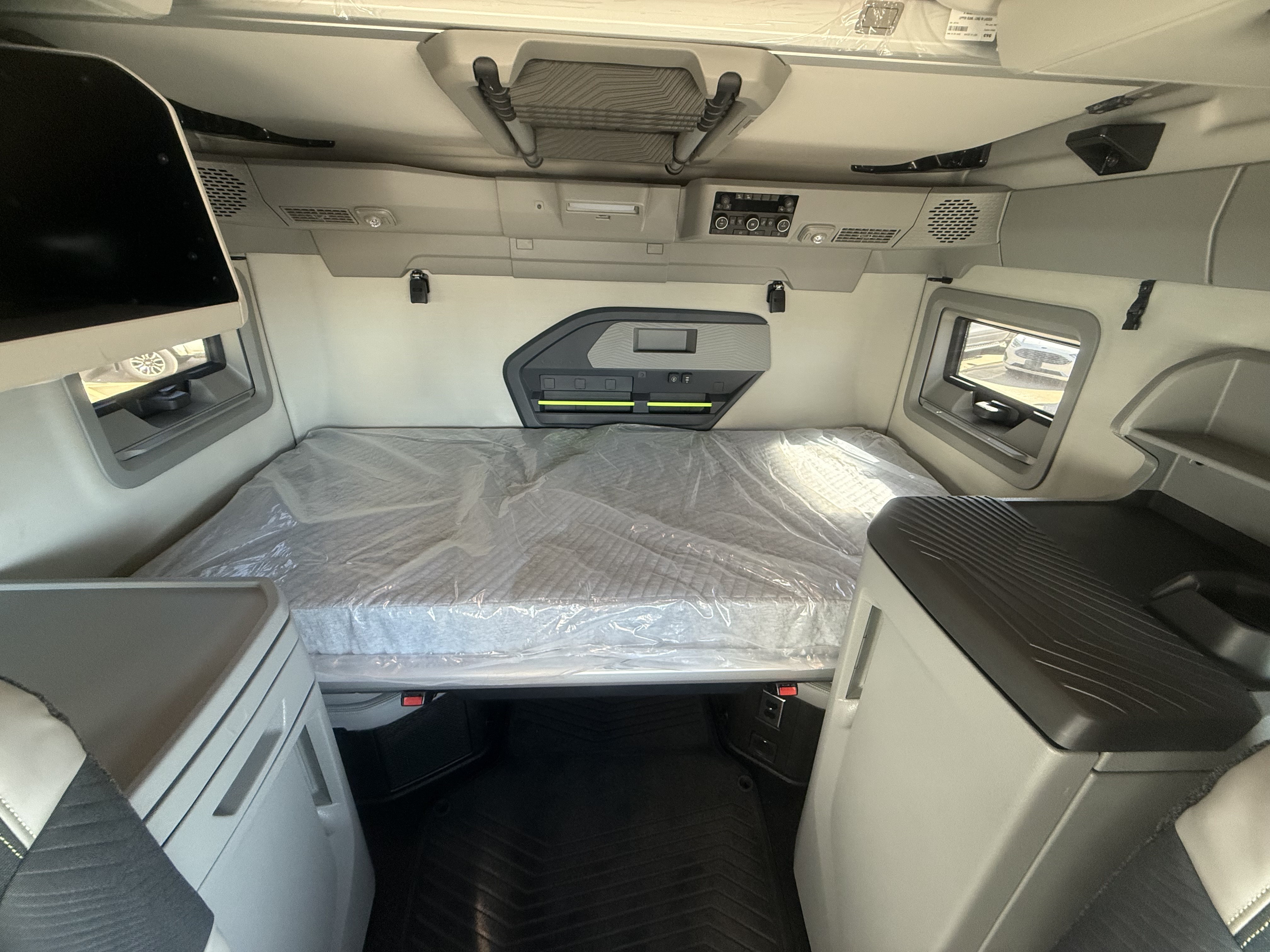 2026 Volvo - image 28