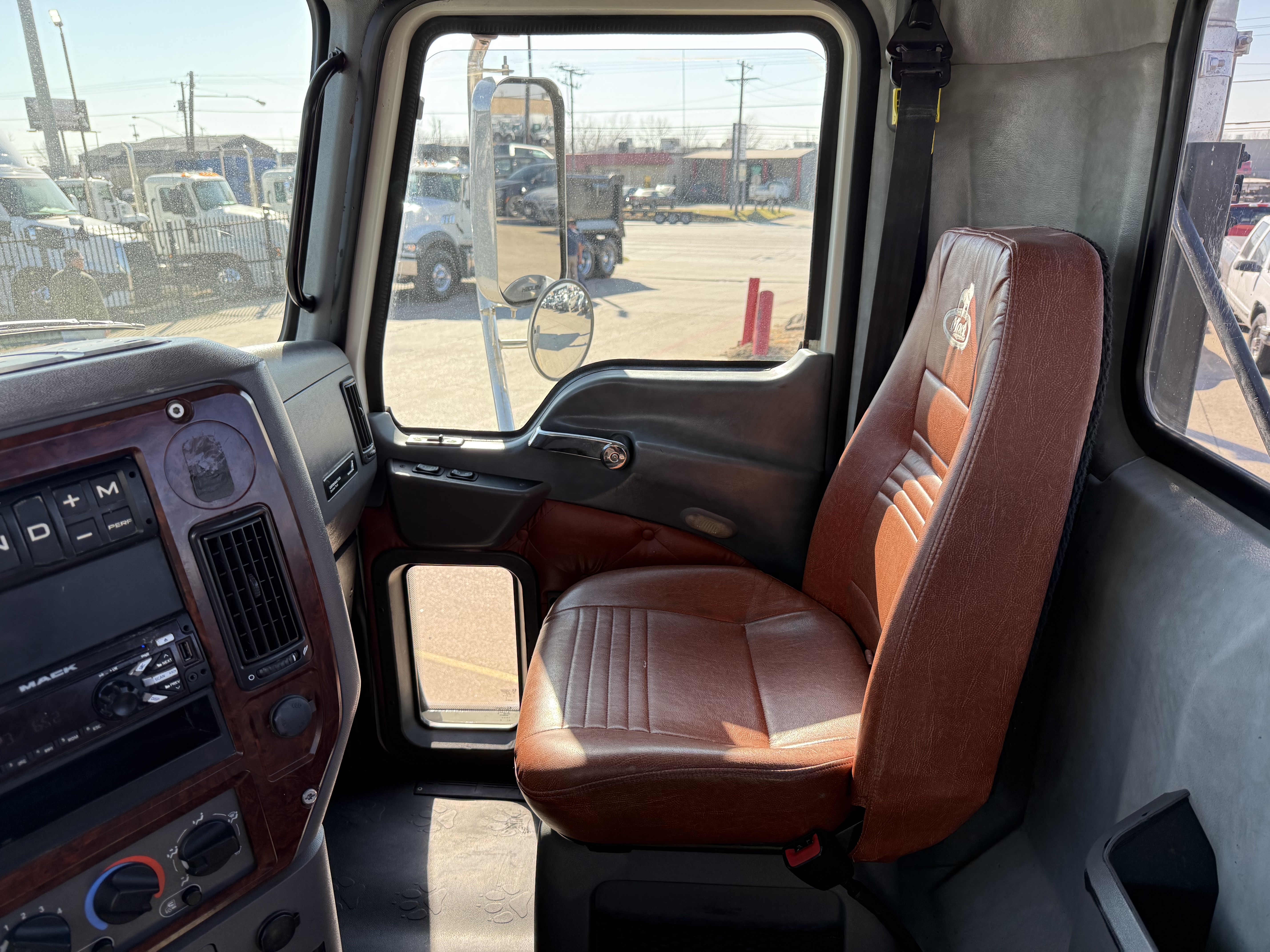 2018 Mack - image 17