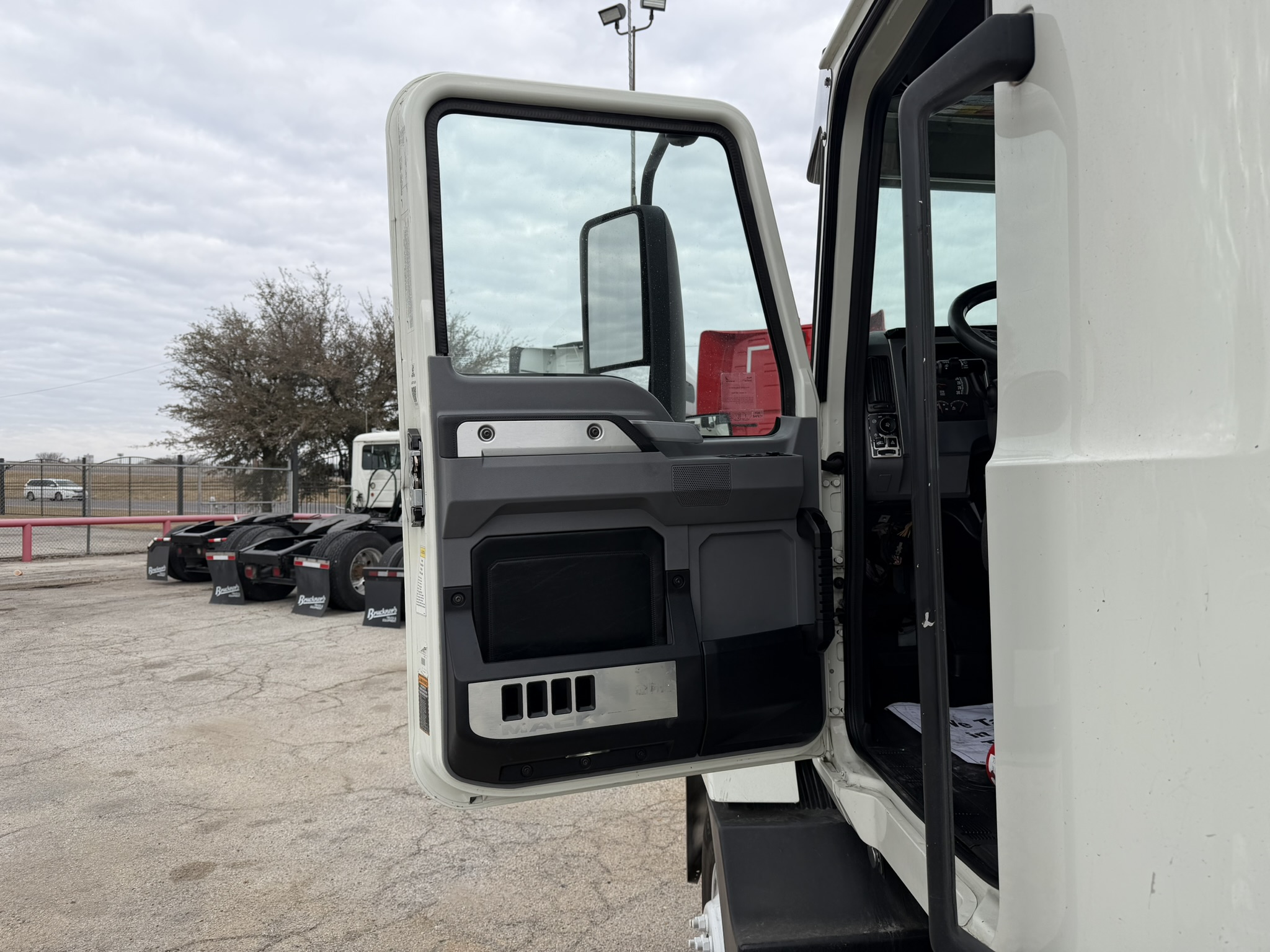 2020 Mack - image 23