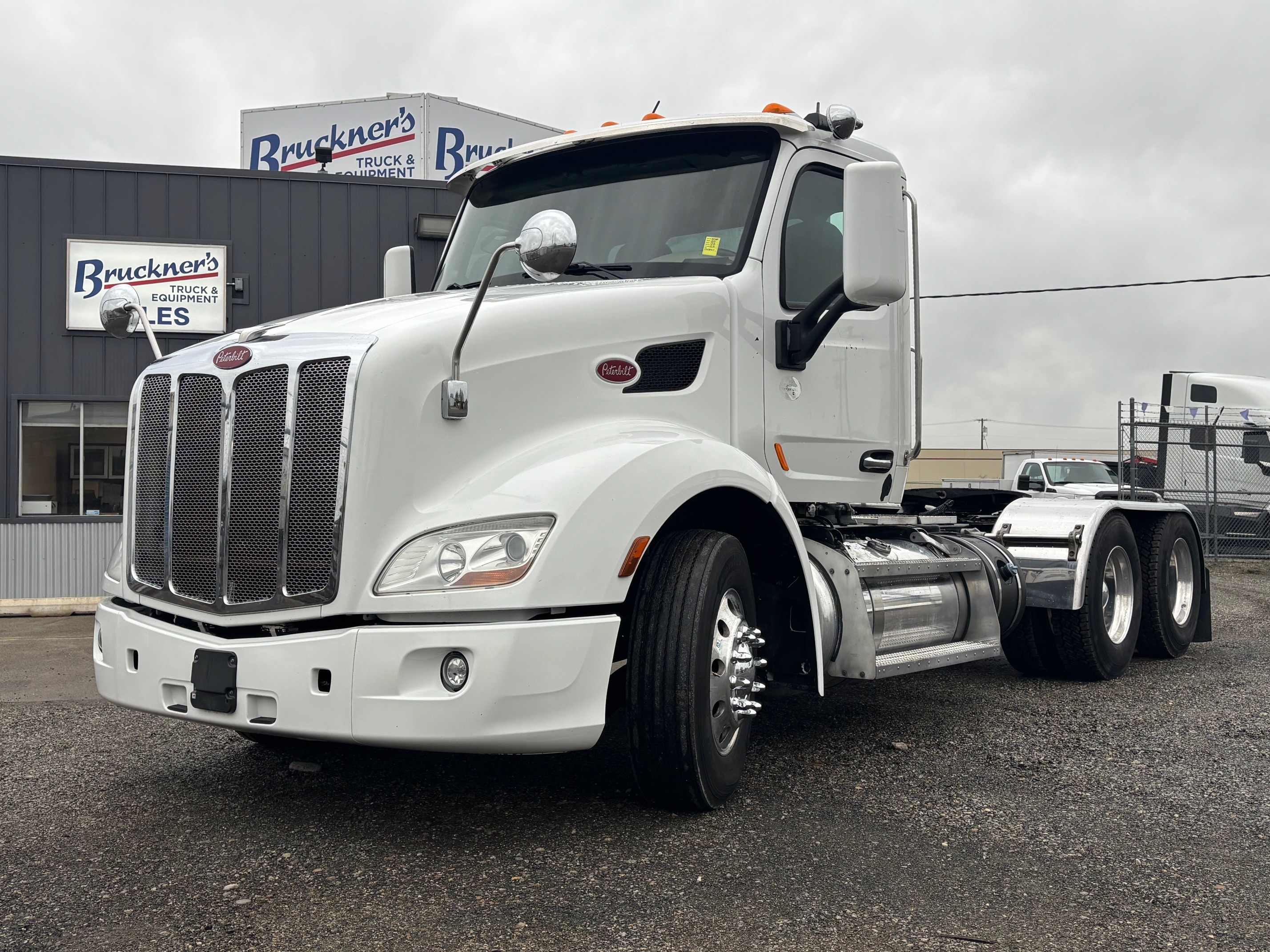 2020 Peterbilt 579 - image 1