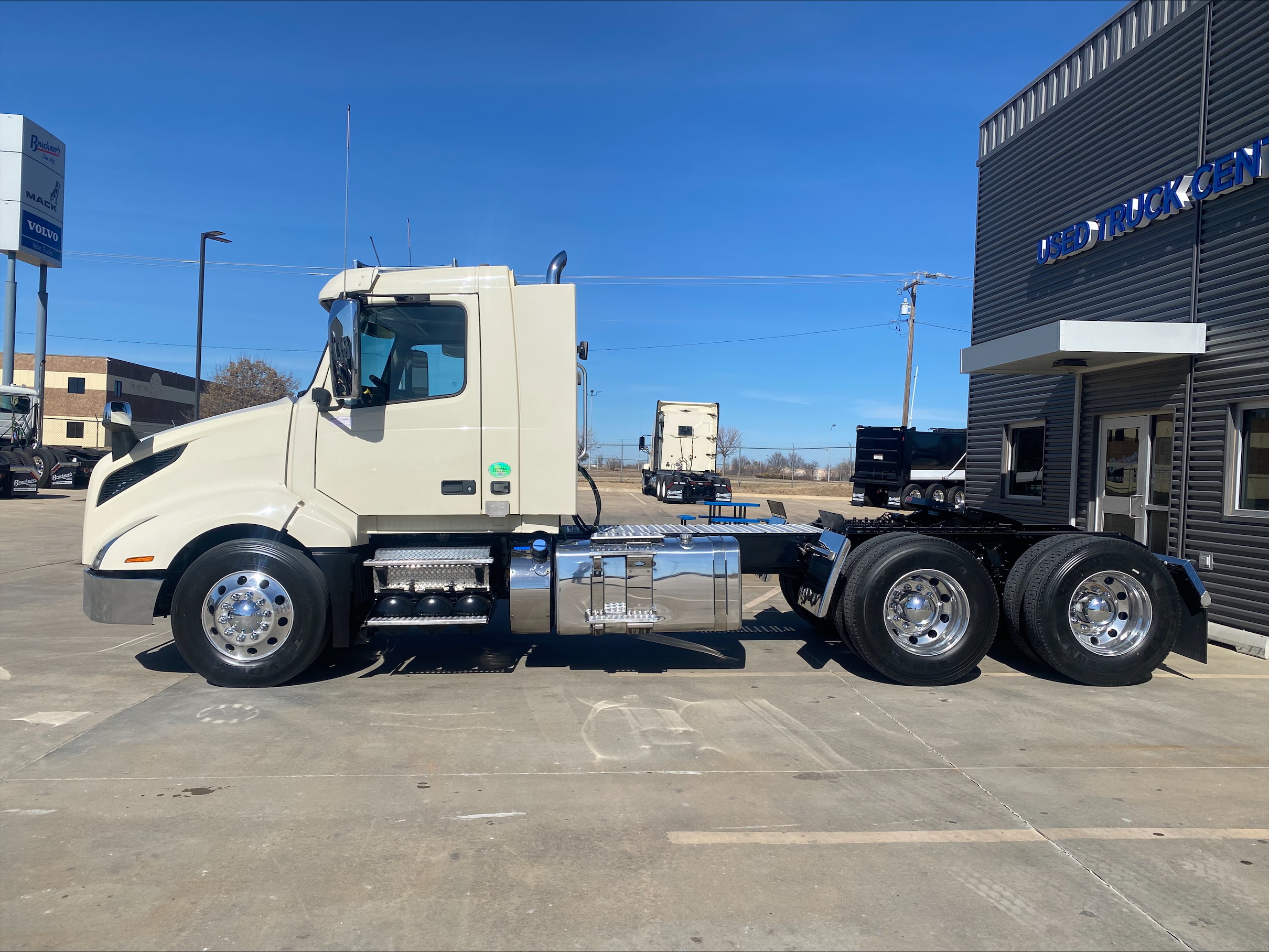 2021 Volvo - image 8