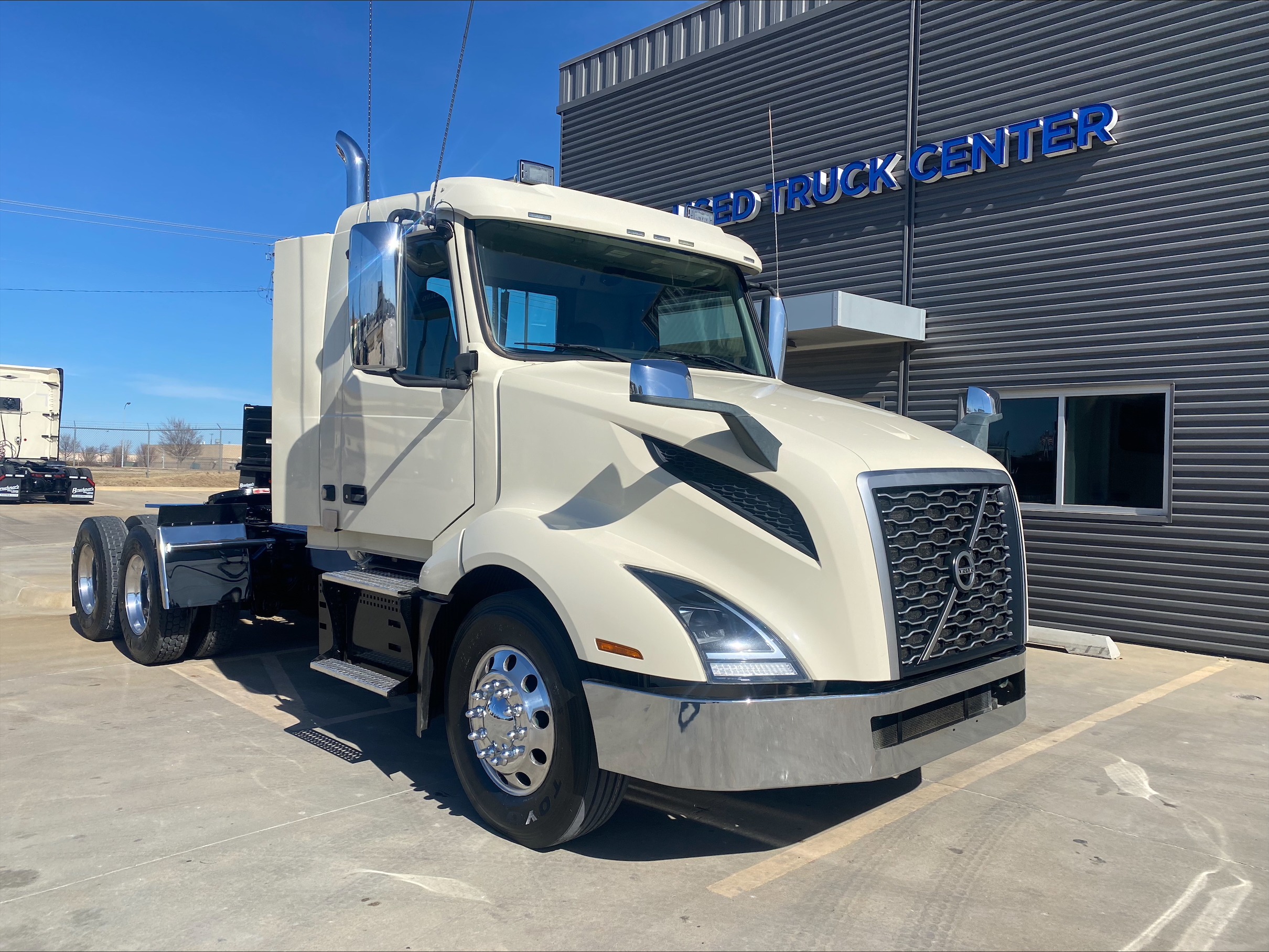 2021 Volvo - image 3