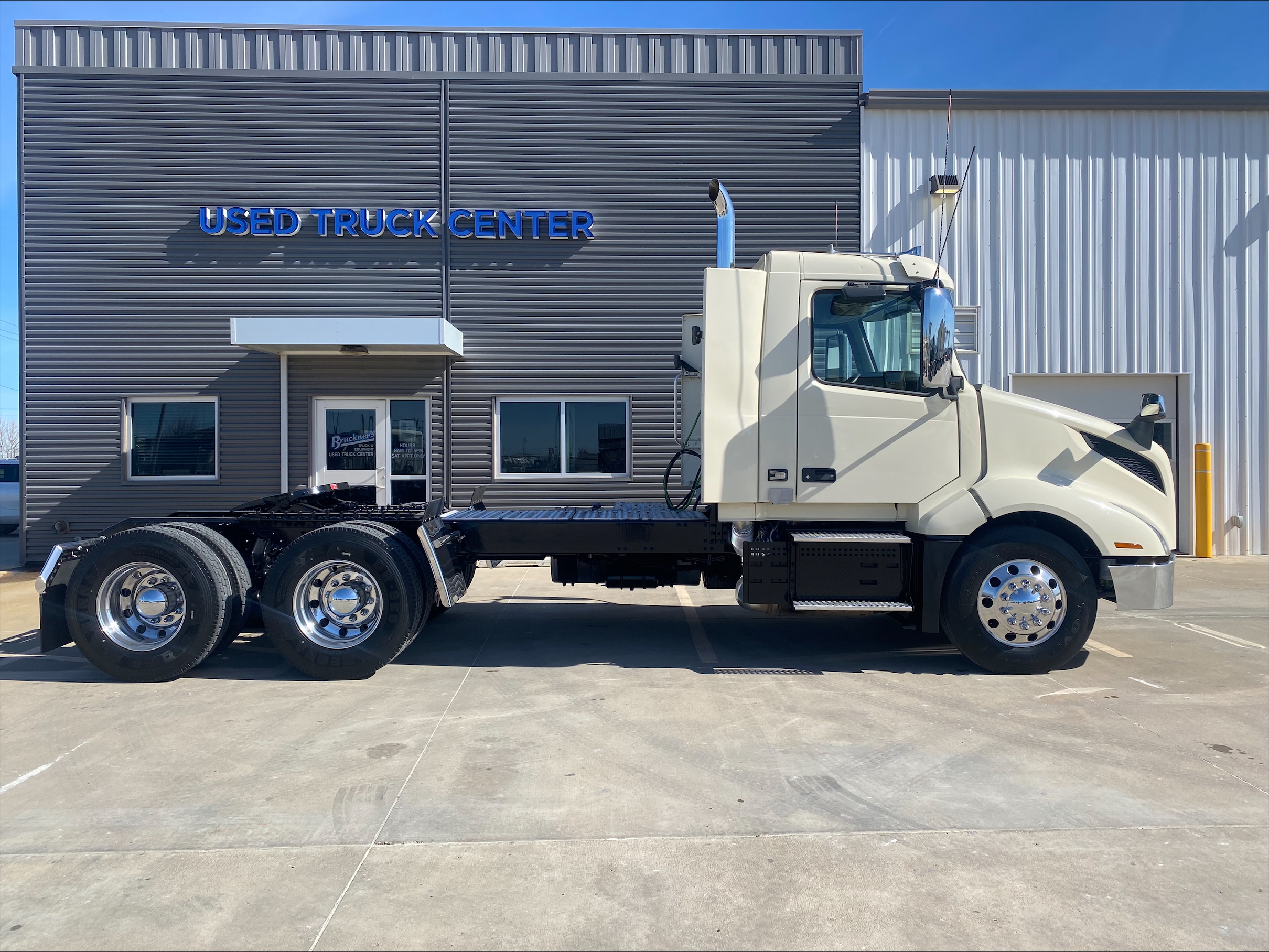 2021 Volvo - image 4