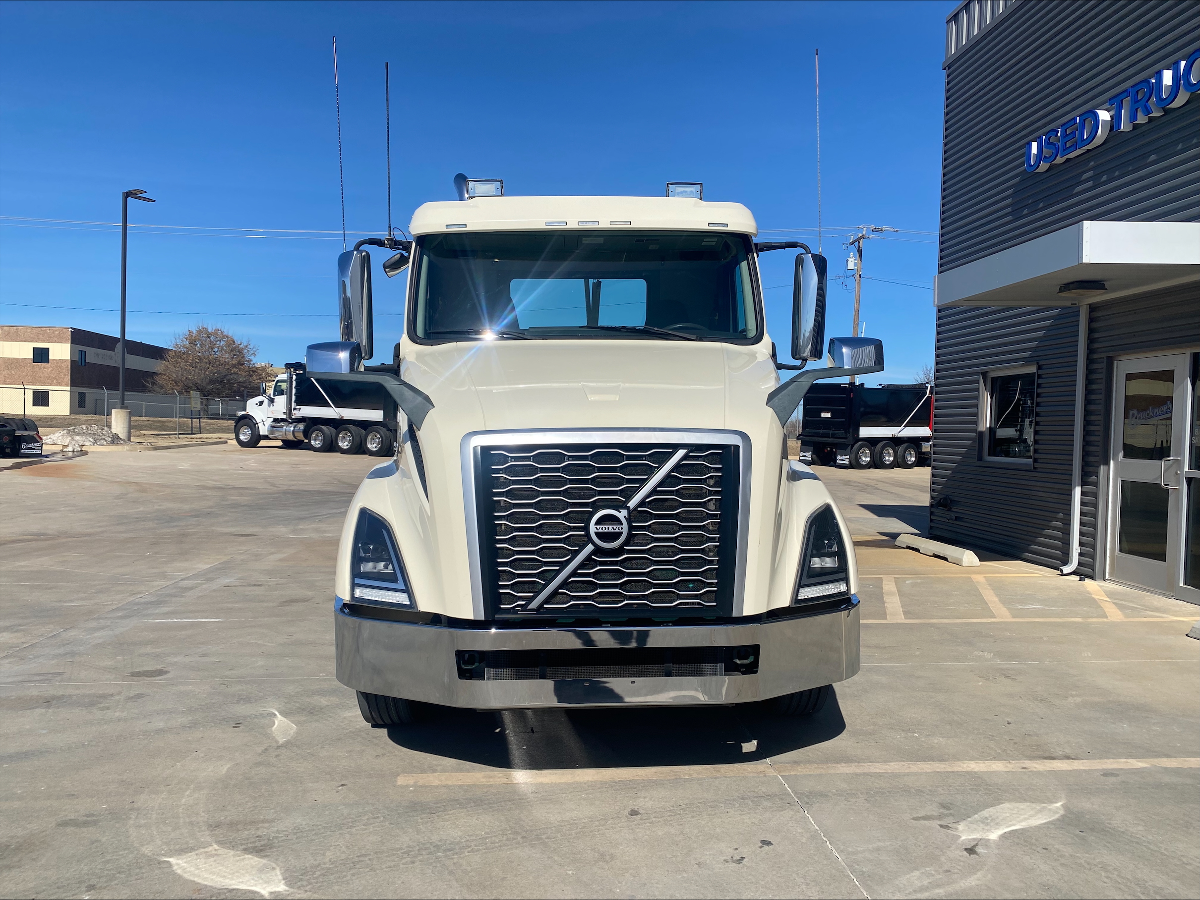 2021 Volvo - image 2