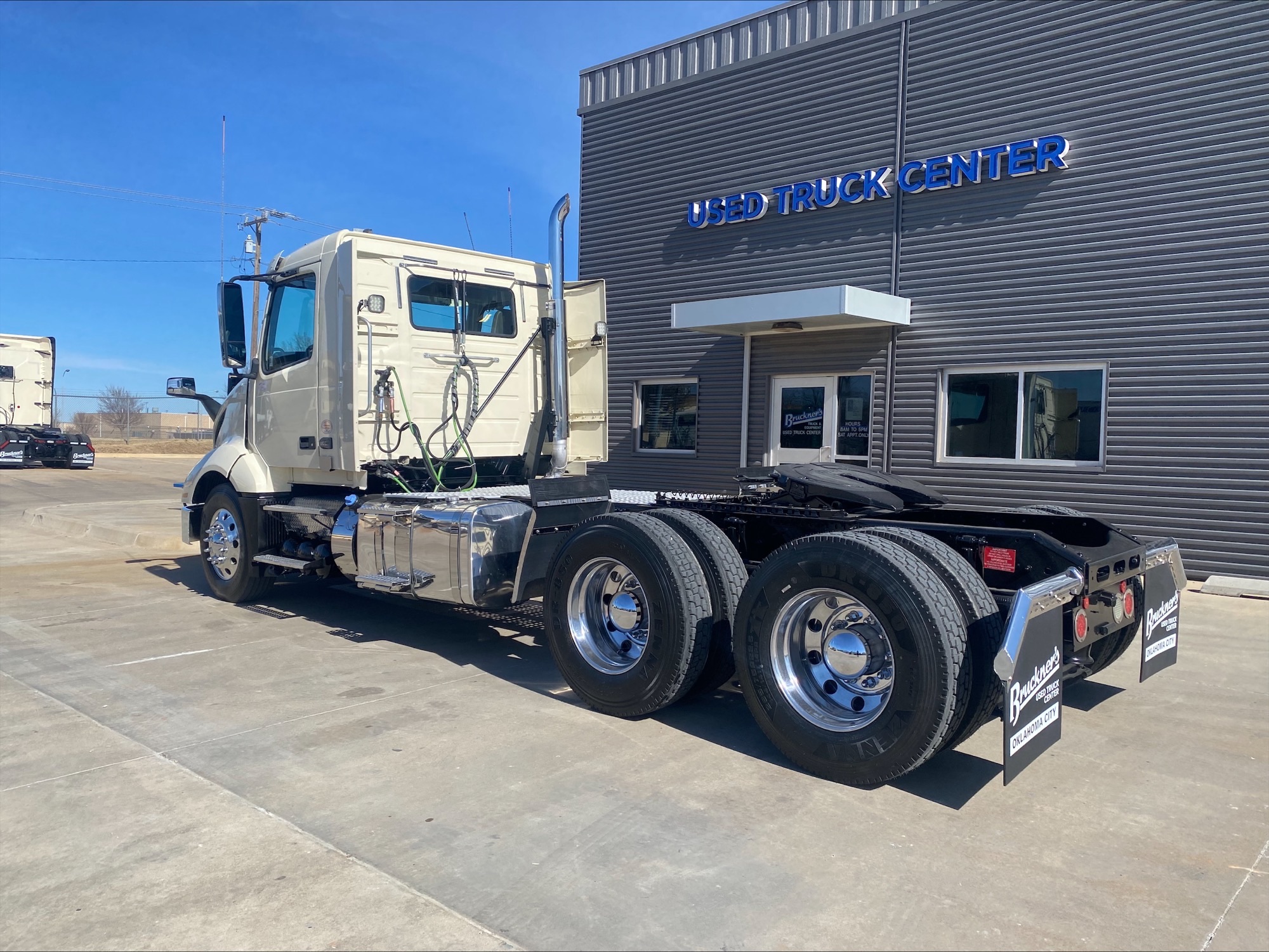 2021 Volvo - image 7