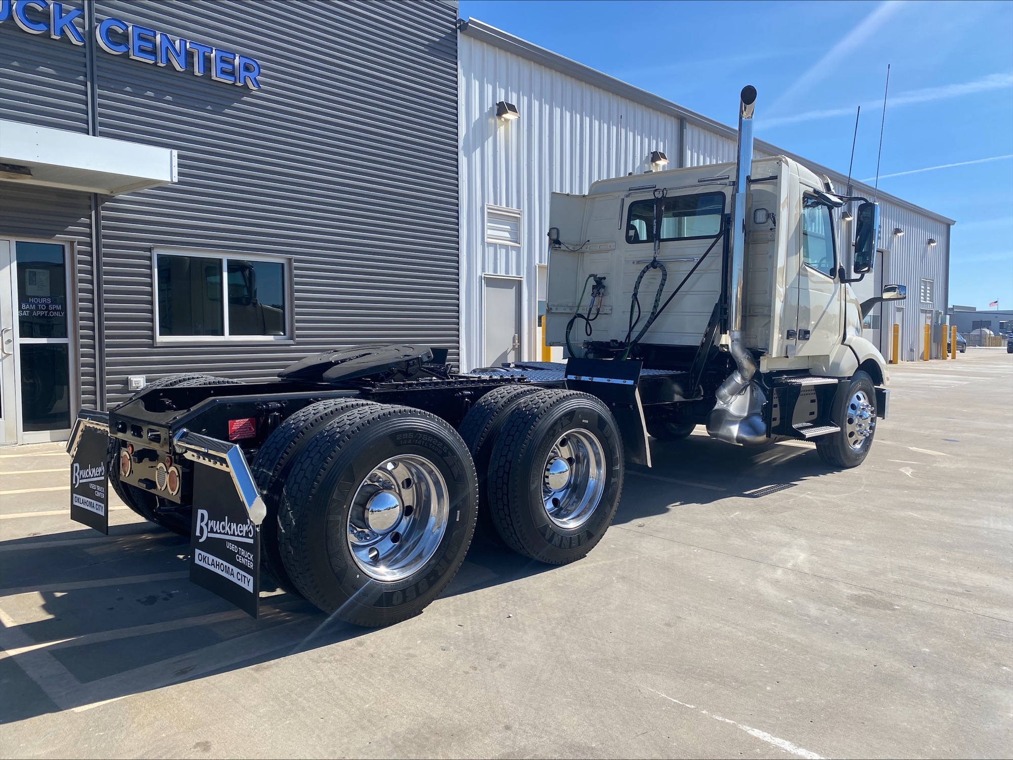 2021 Volvo - image 5