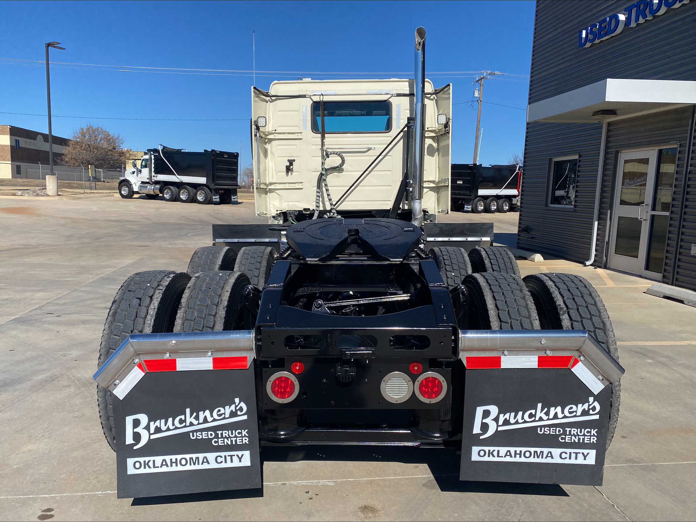 2021 Volvo - image 6