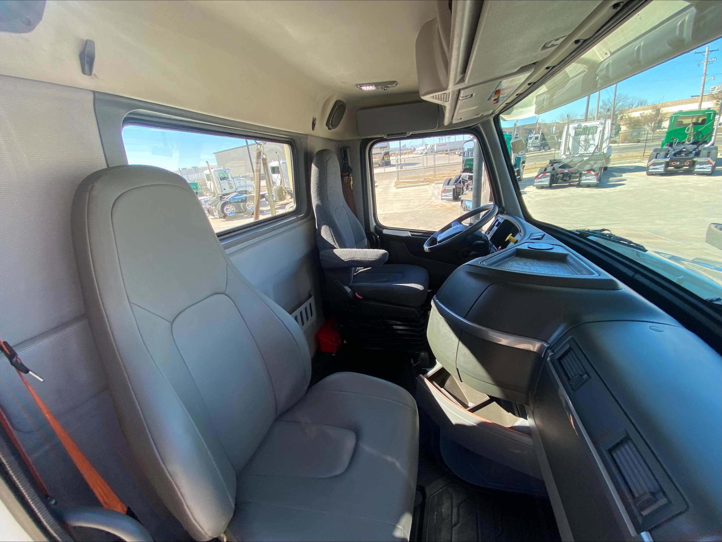 2021 Volvo - image 16