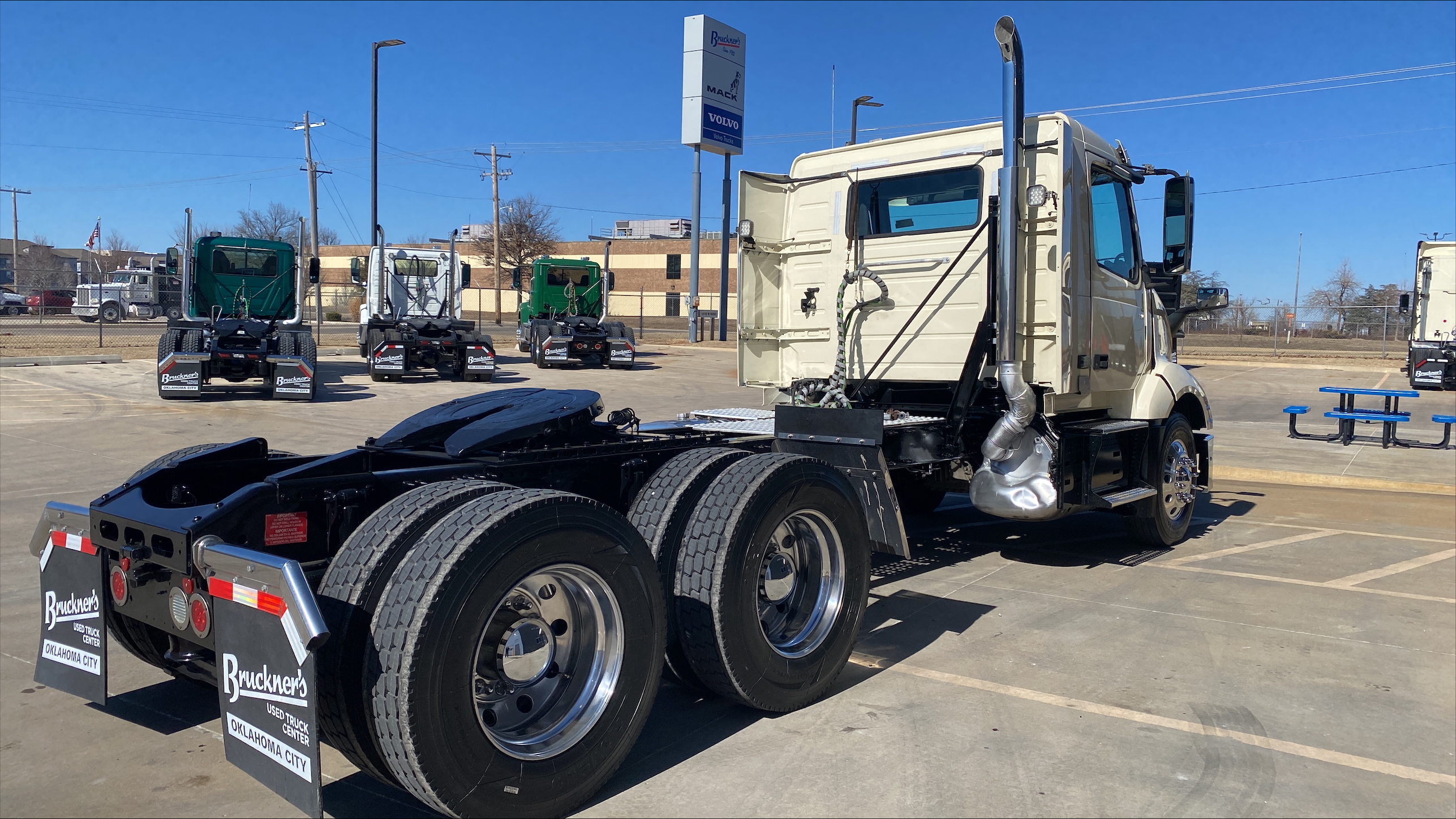 2021 Volvo - image 5