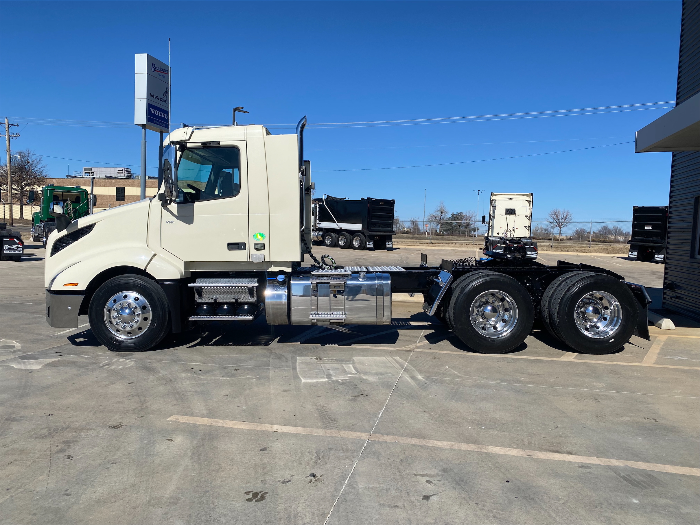 2021 Volvo - image 8