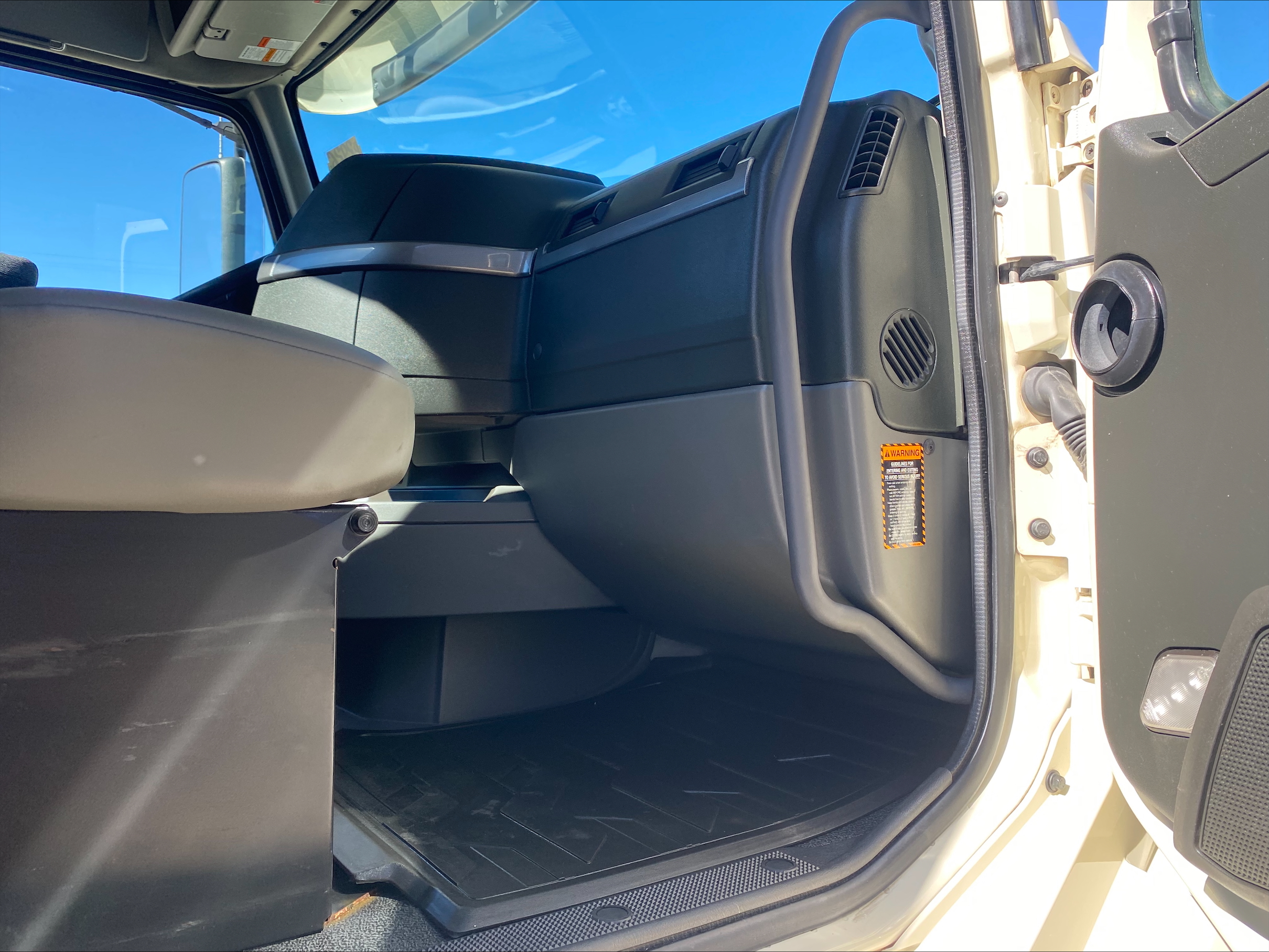 2021 Volvo - image 14