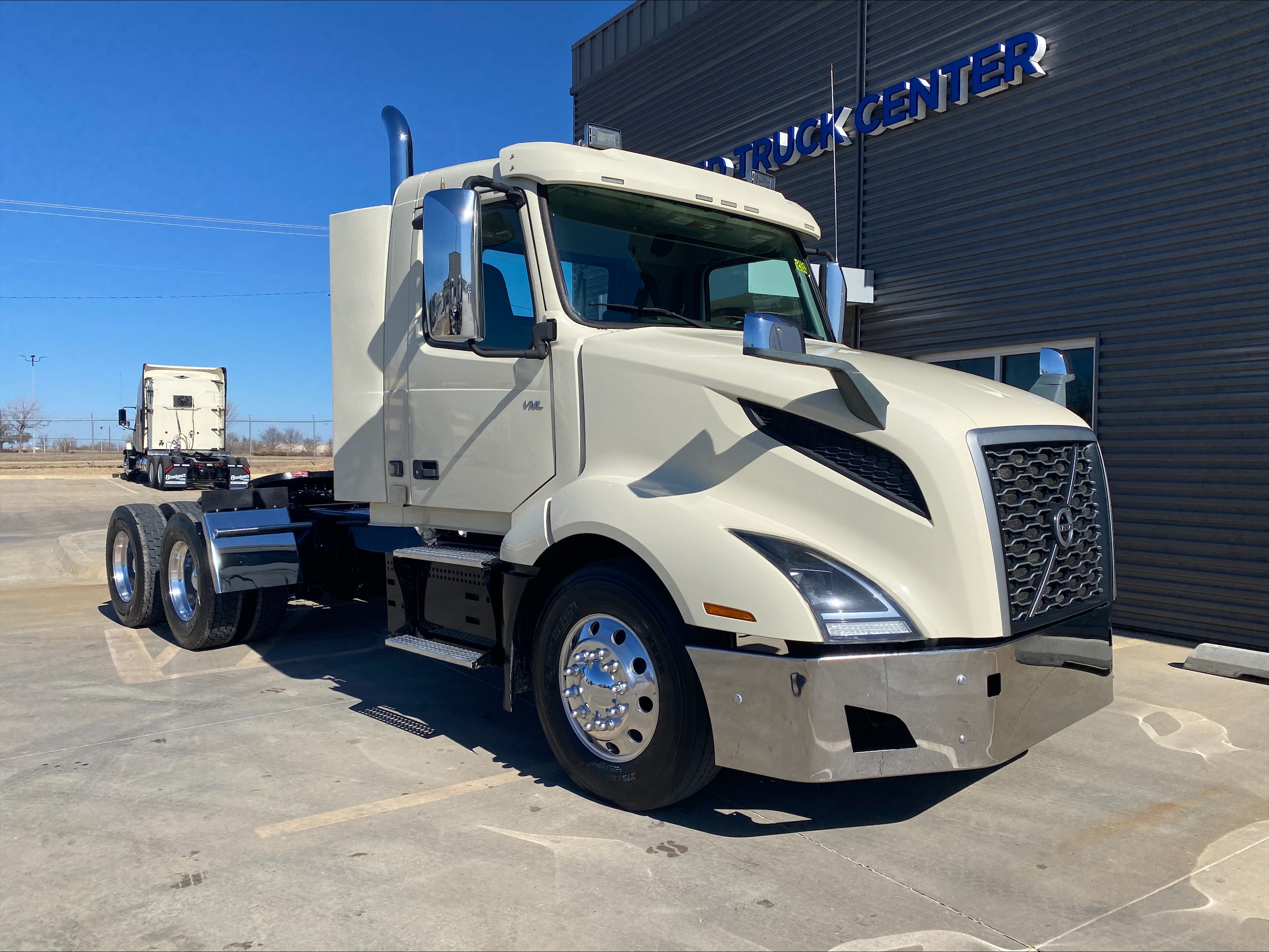 2021 Volvo - image 3