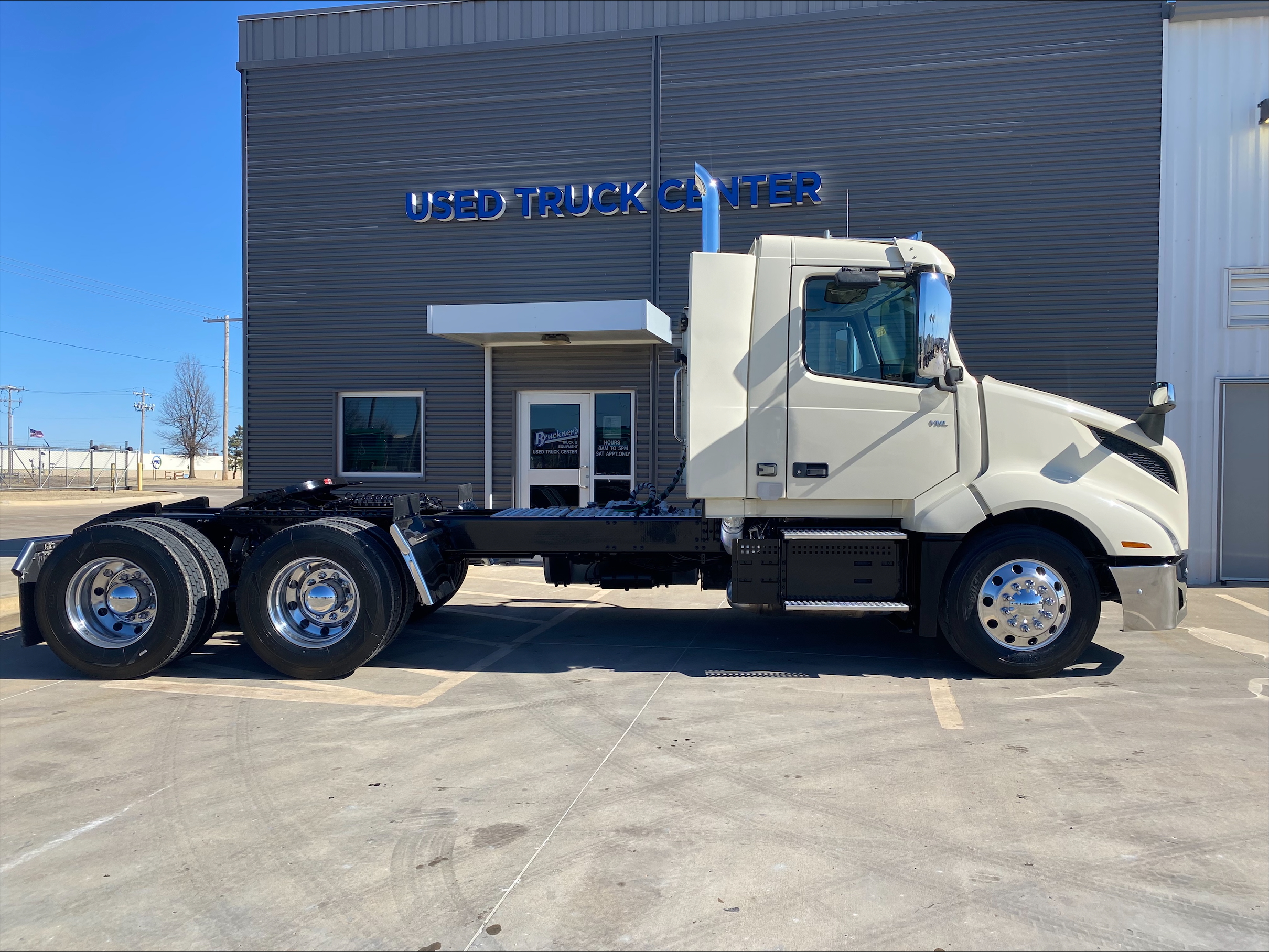 2021 Volvo - image 4