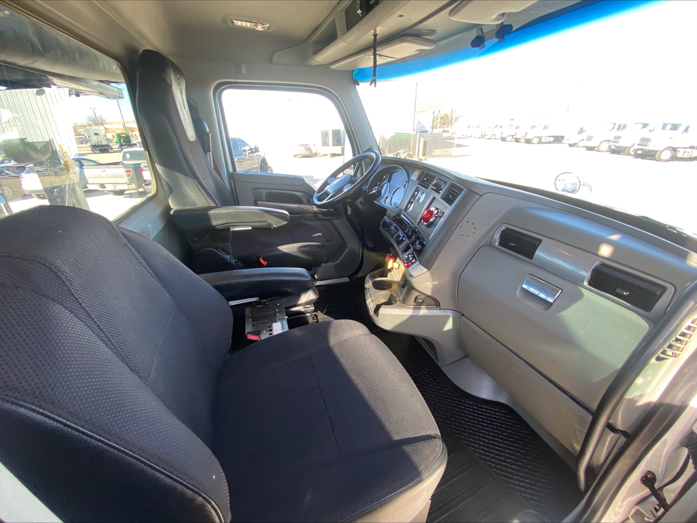 2019 Kenworth T880 - image 17