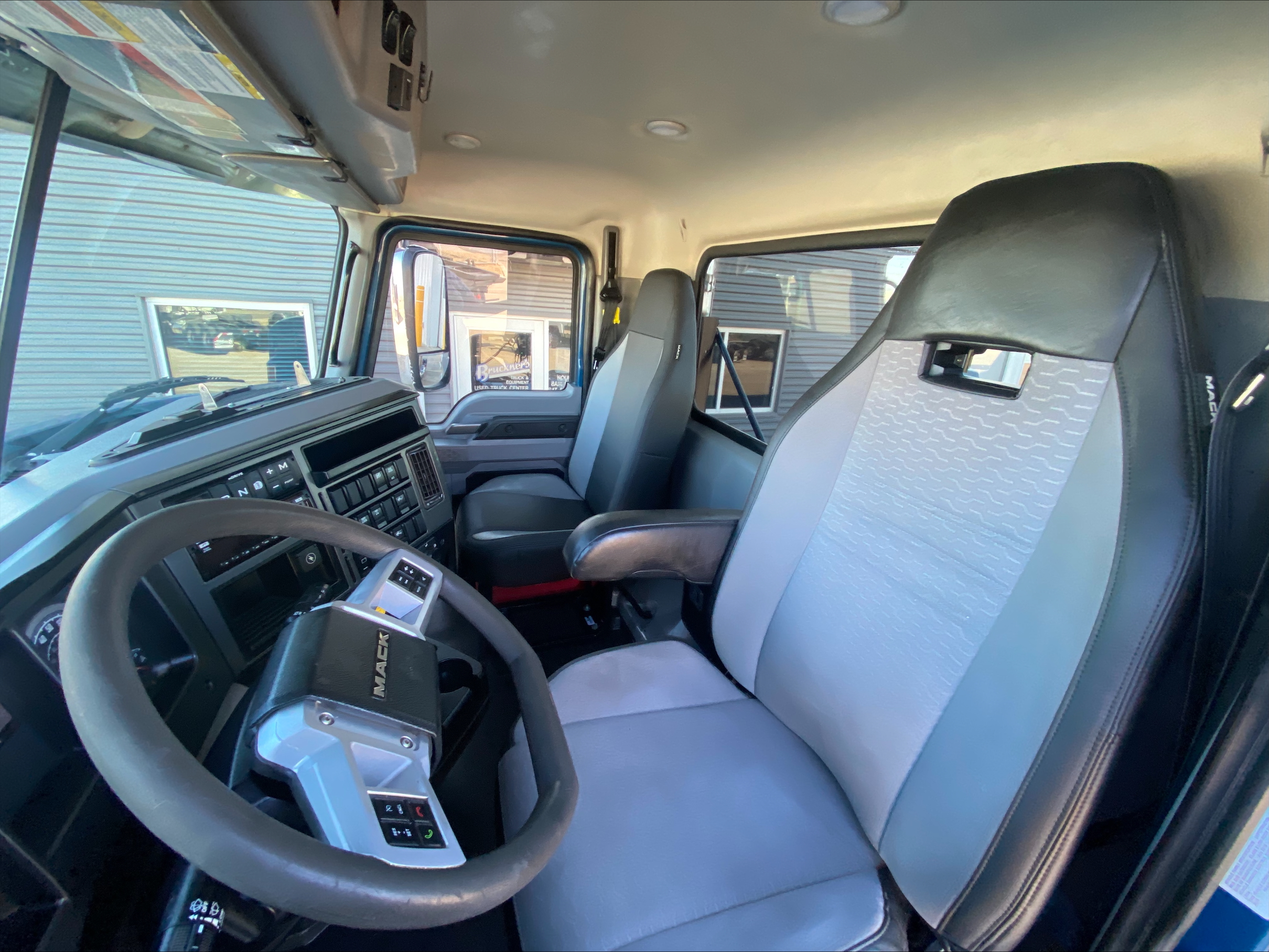 2020 Mack - image 13