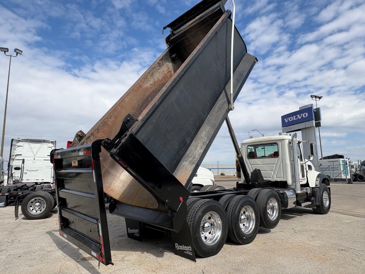 2016 Mack - image 23