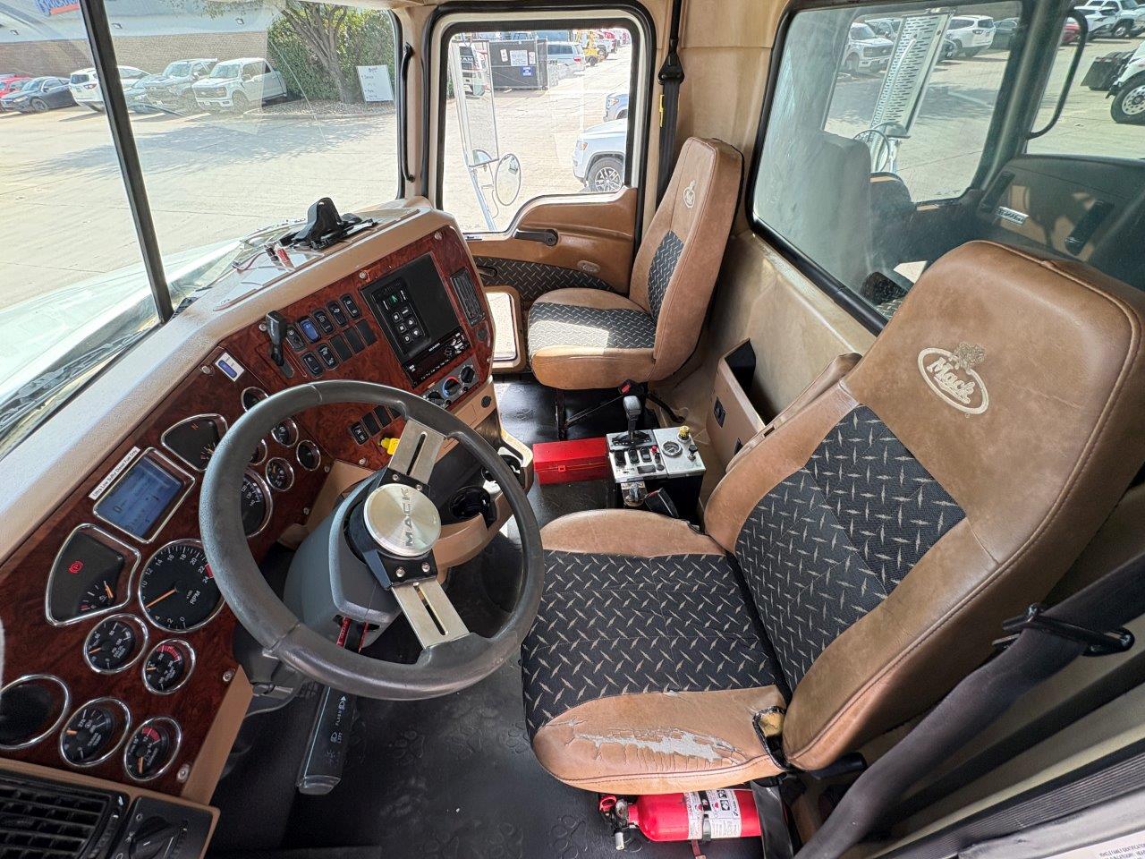 2016 Mack - image 25