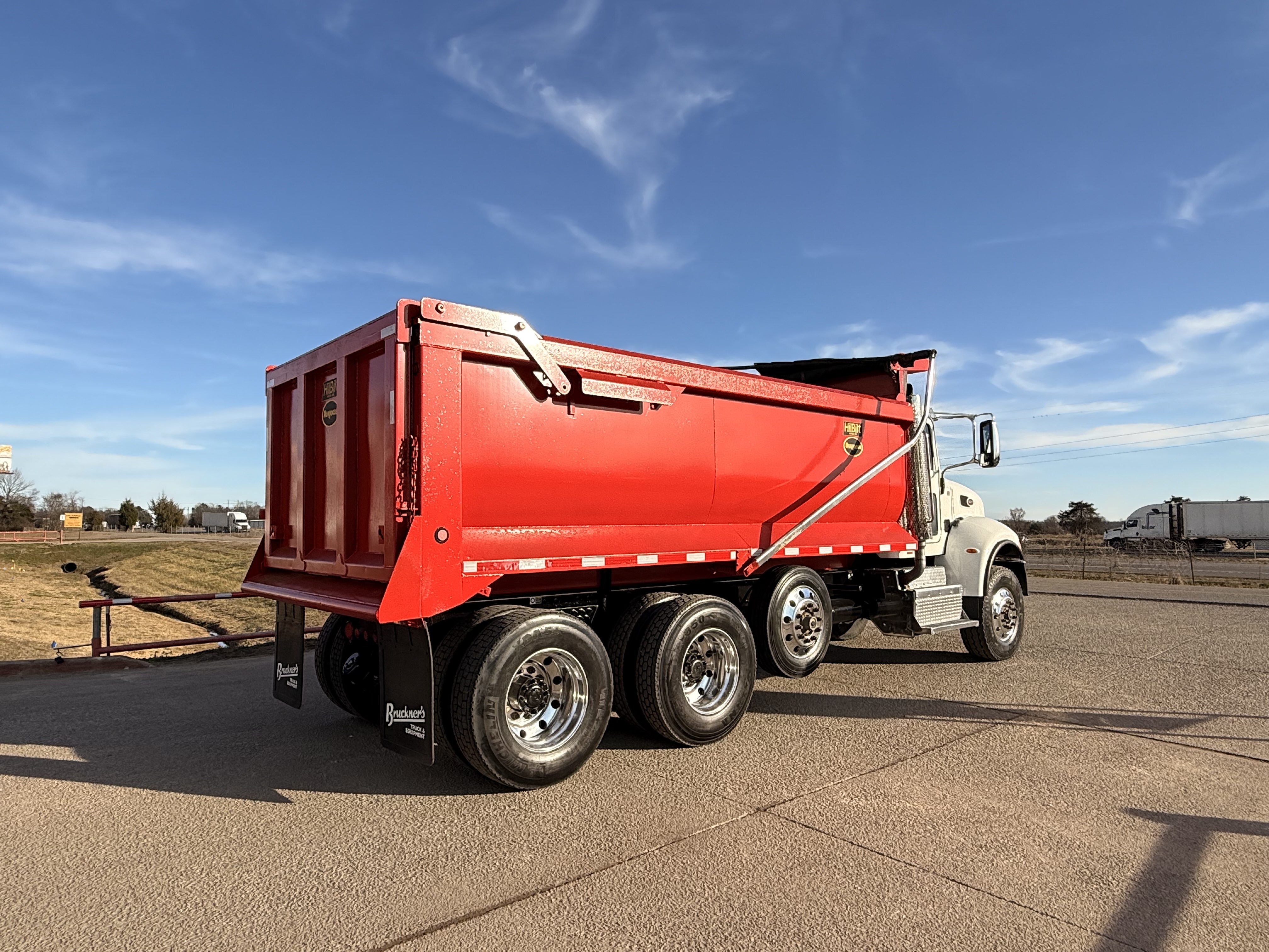 2016 Peterbilt 348 - image 4