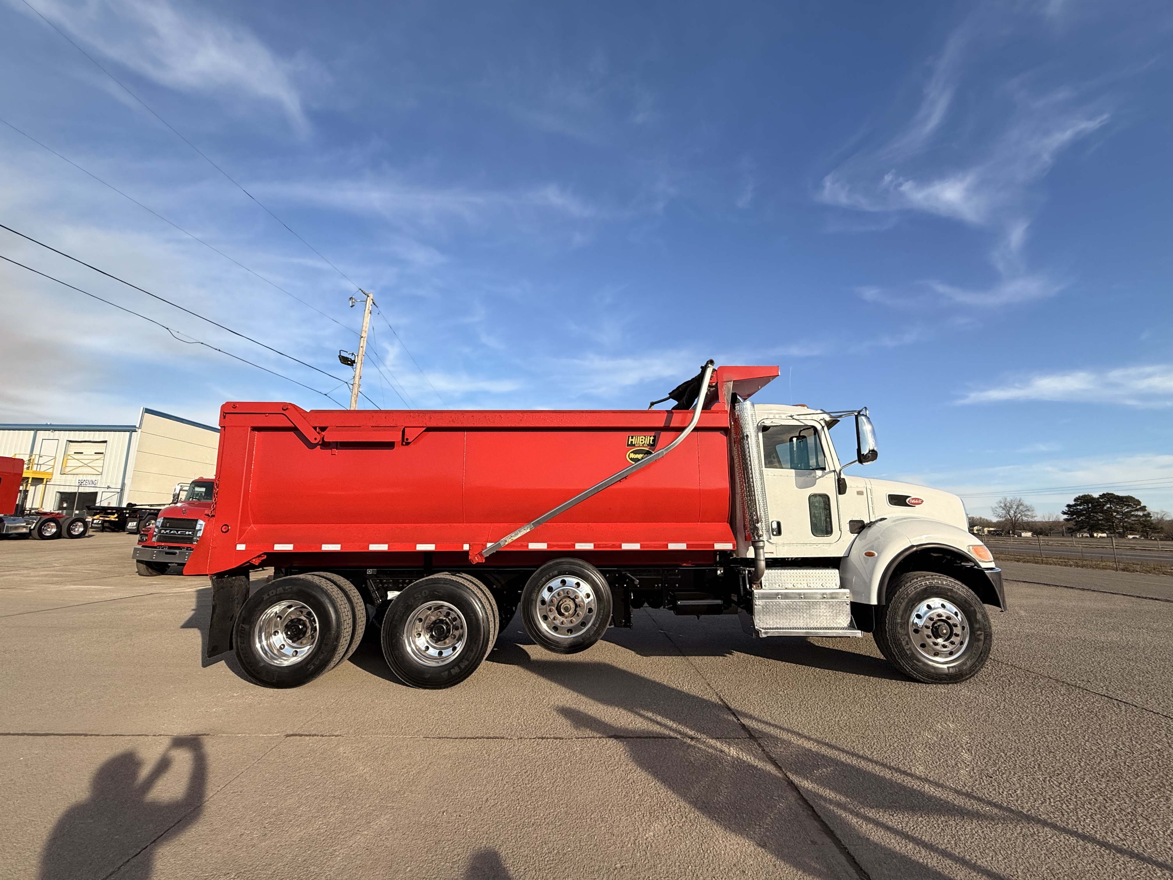2016 Peterbilt 348 - image 1