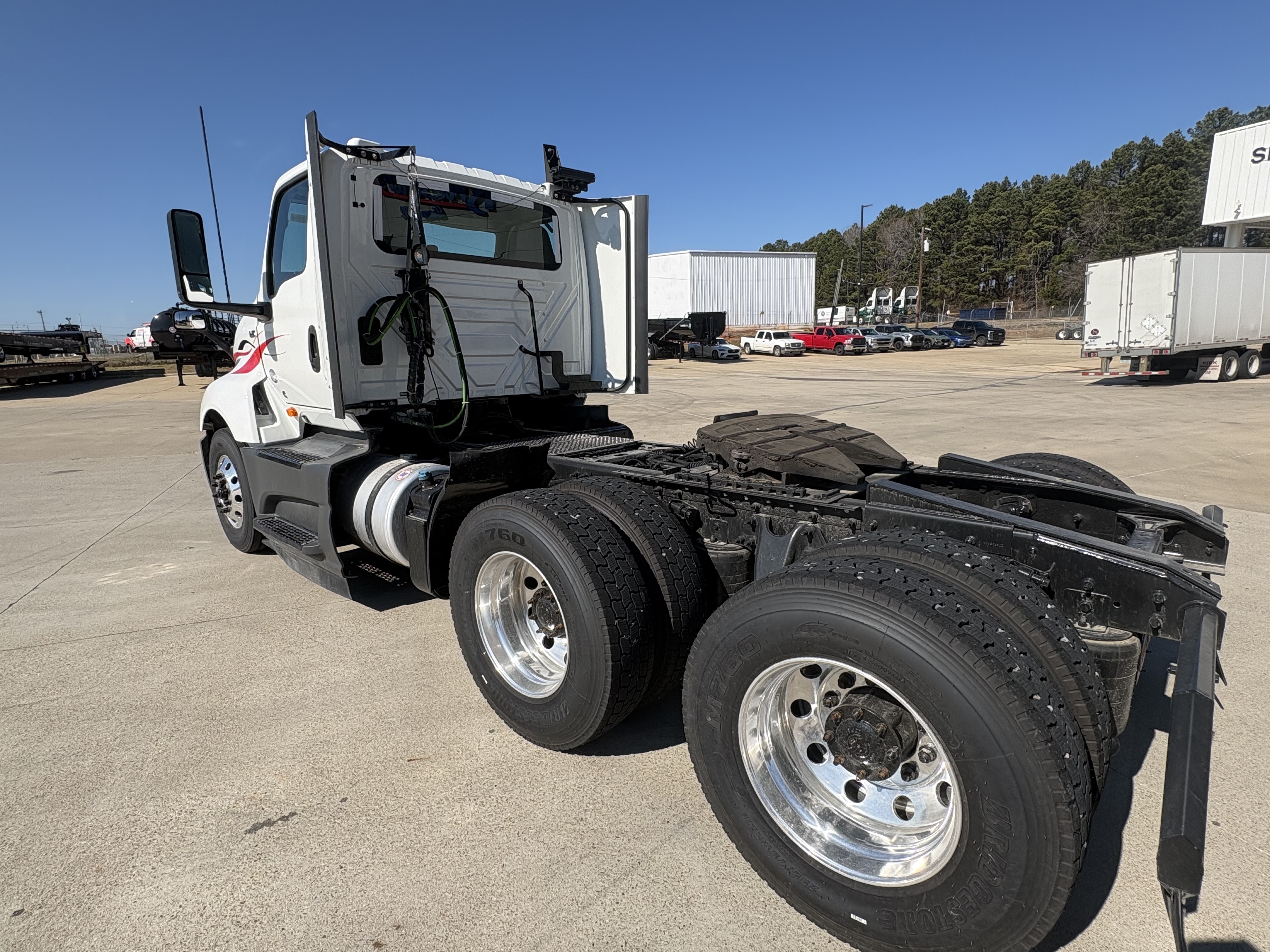 2021 International LT - image 5