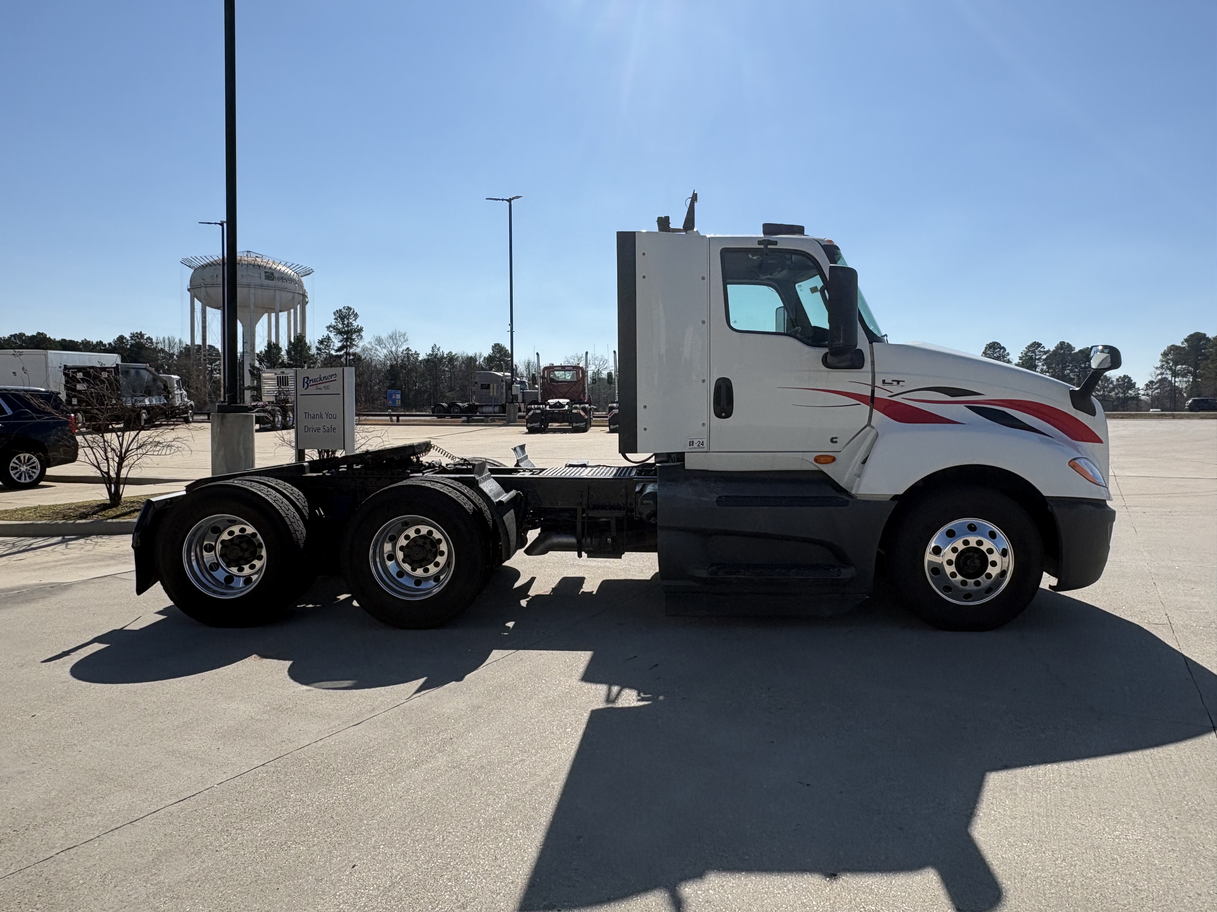 2021 International LT - image 4