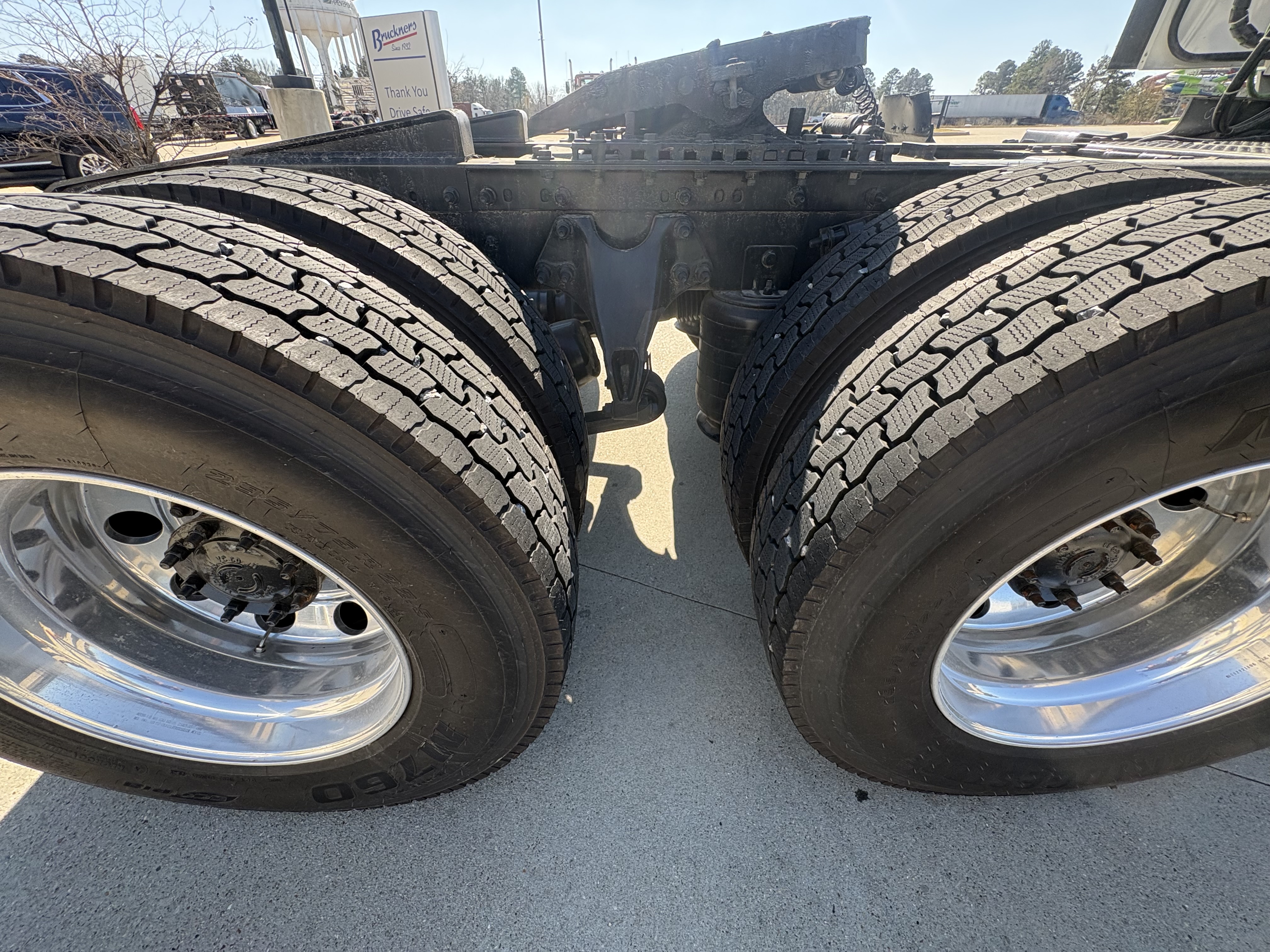 2021 International LT - image 7