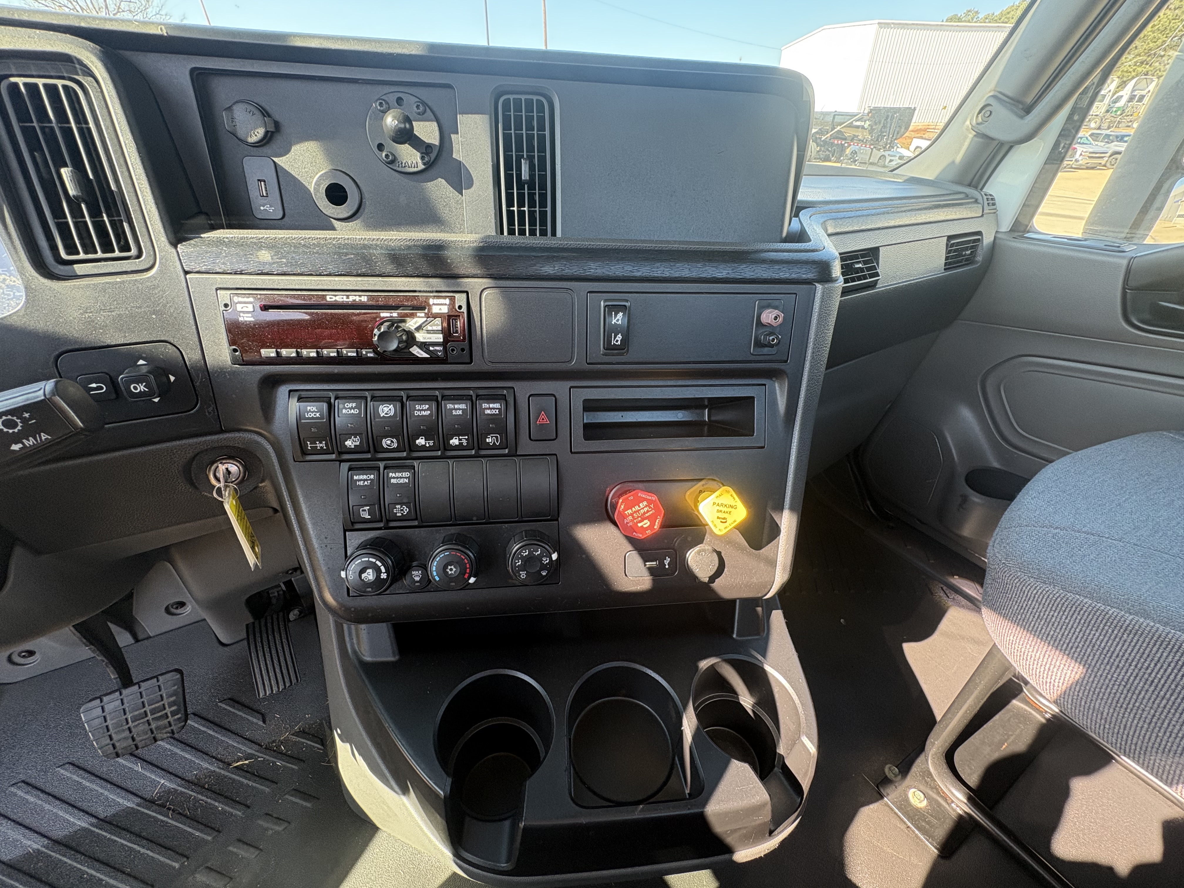 2021 International LT - image 11