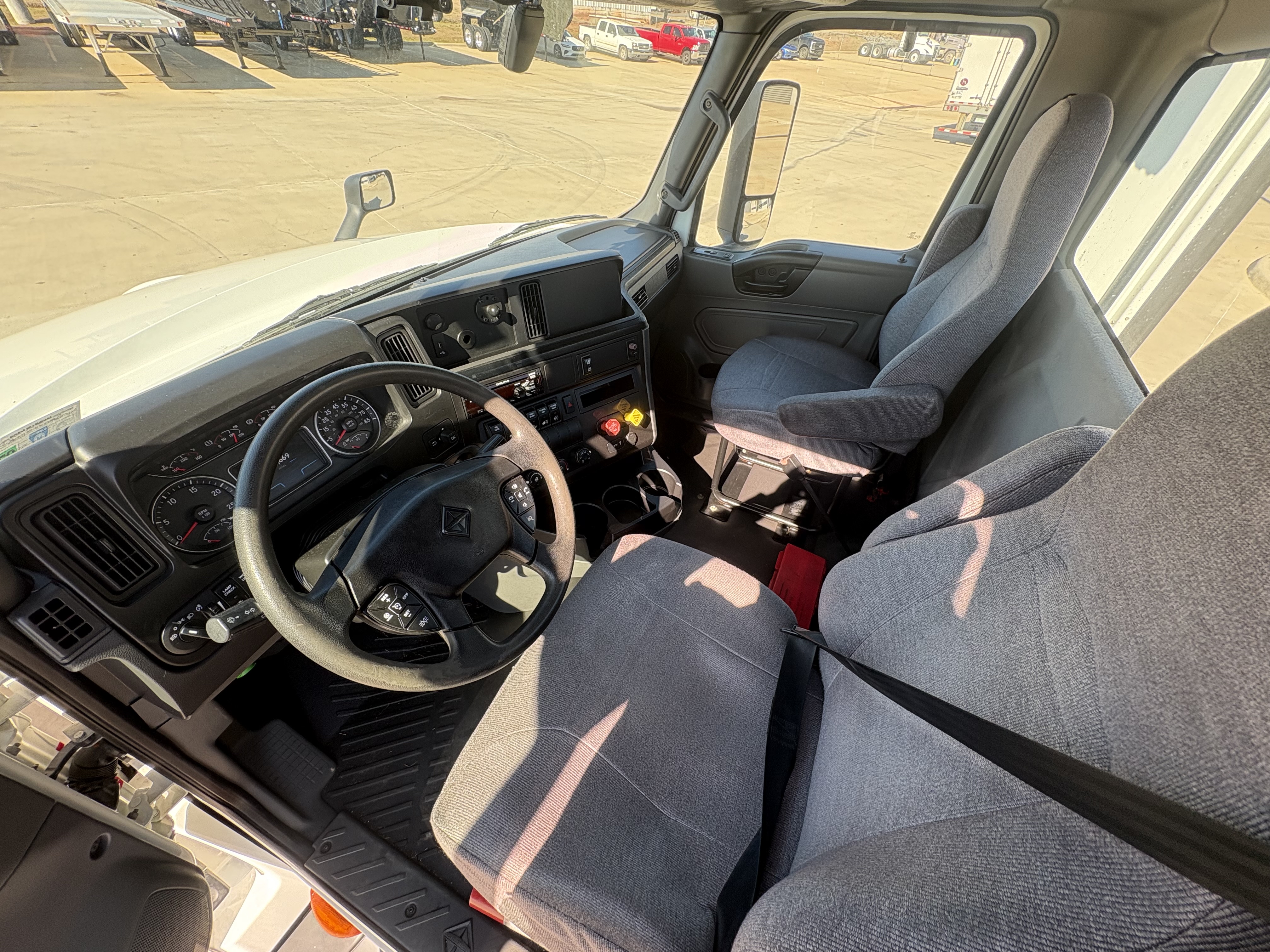 2021 International LT - image 10