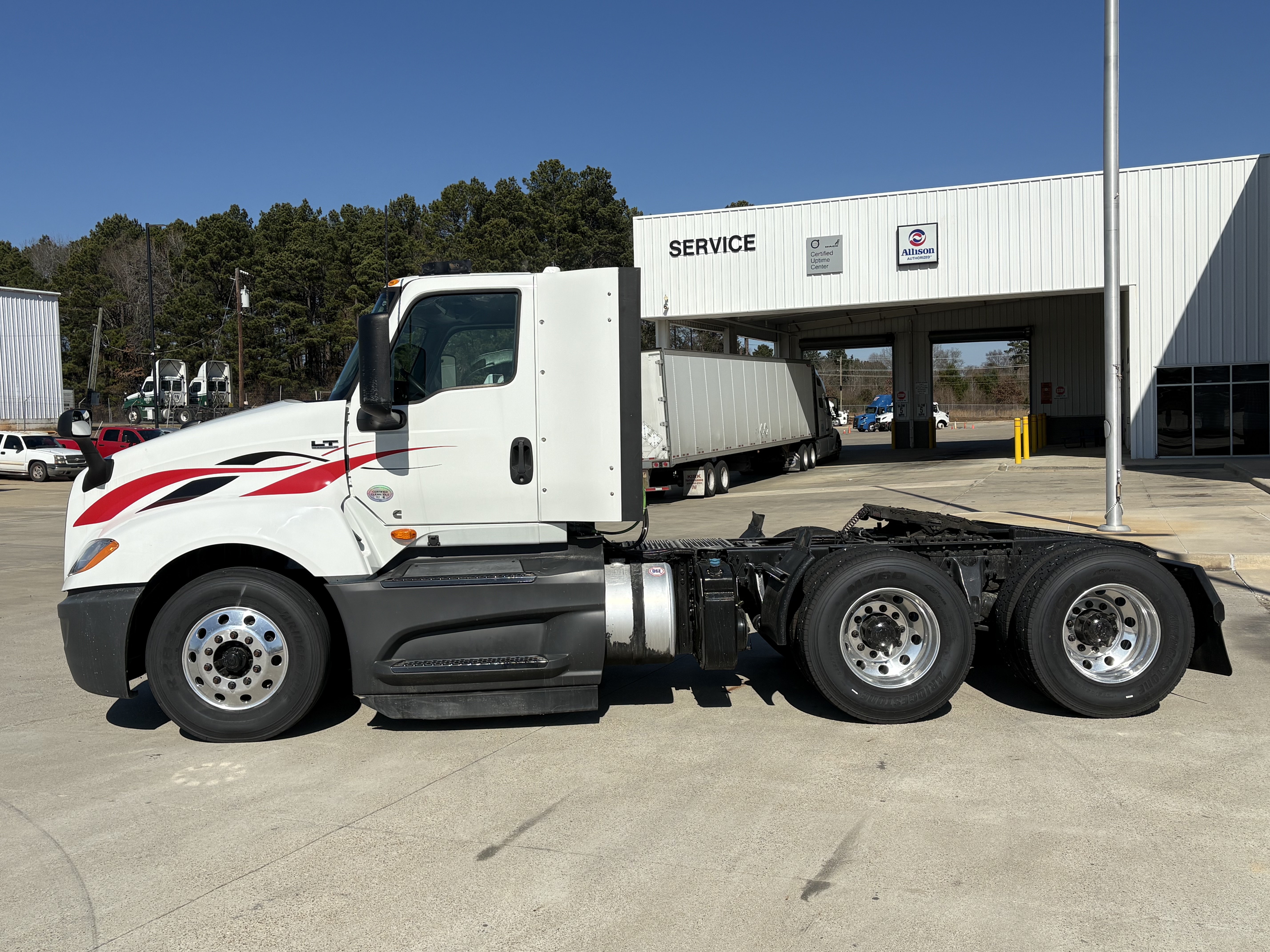 2021 International LT - image 3